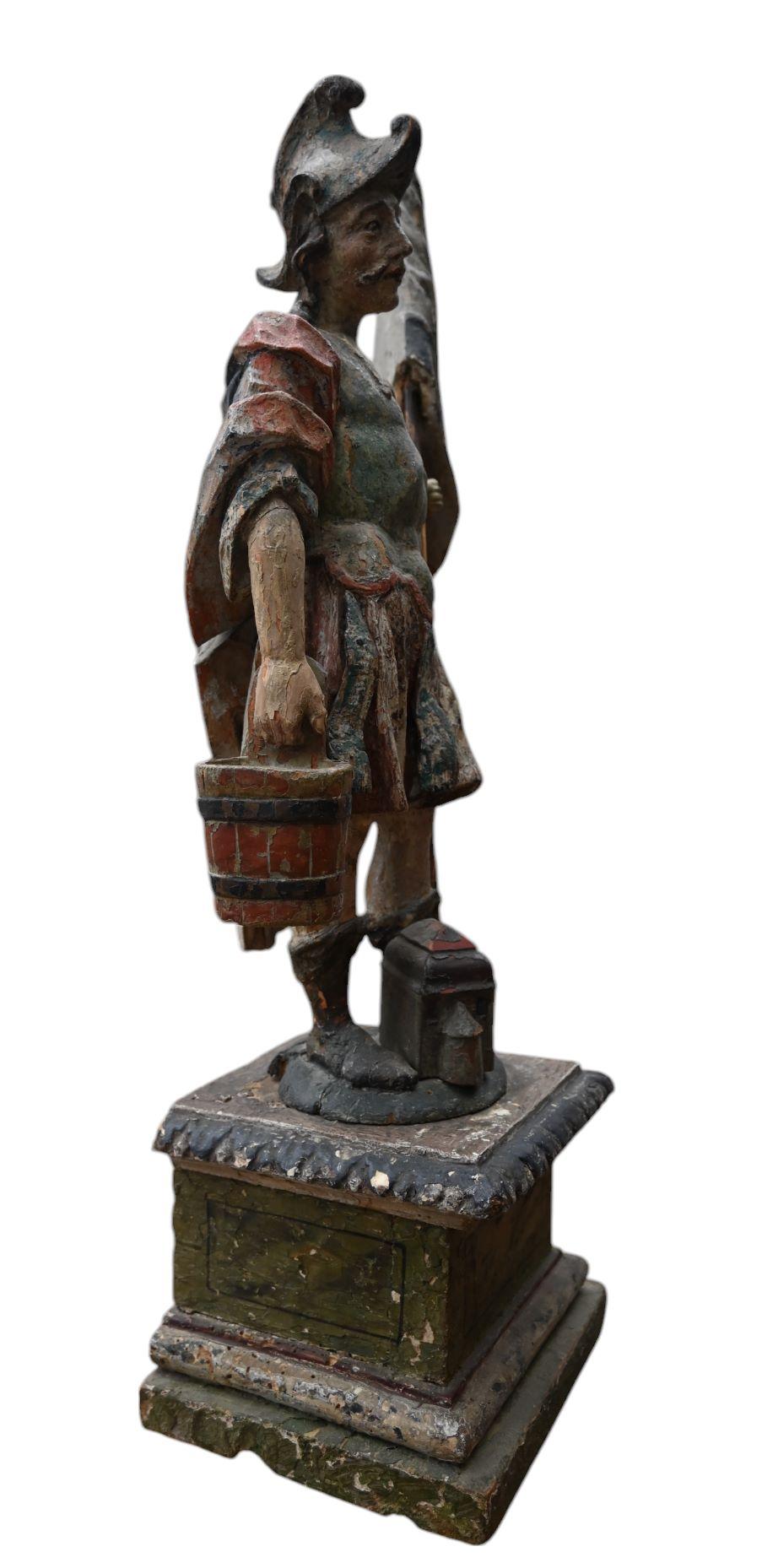 Policromo Statua di San Floriano in legno intagliato policromo del XVII secolo in vendita