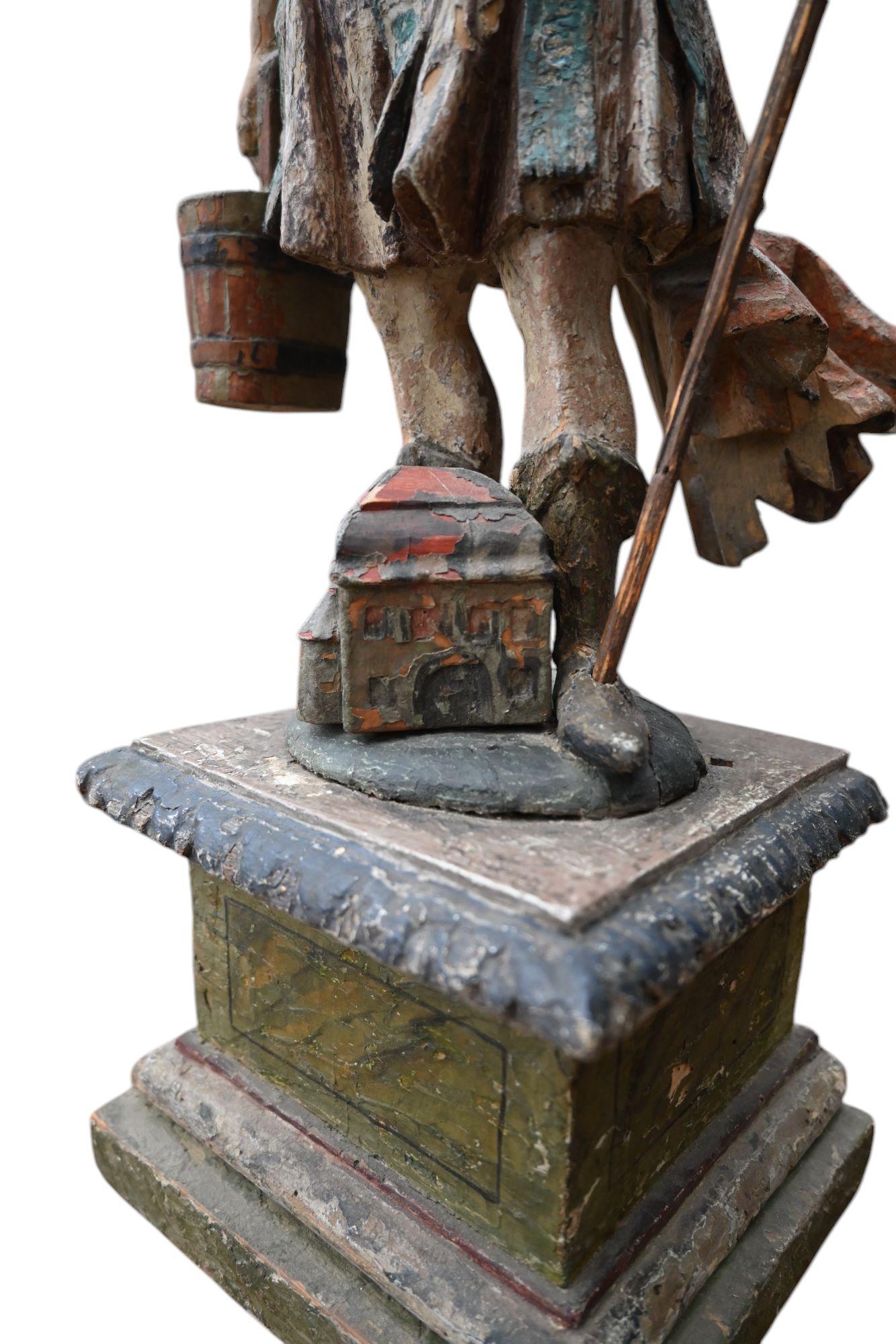Statua di San Floriano in legno intagliato policromo del XVII secolo In condizioni buone in vendita a Bilzen, BE
