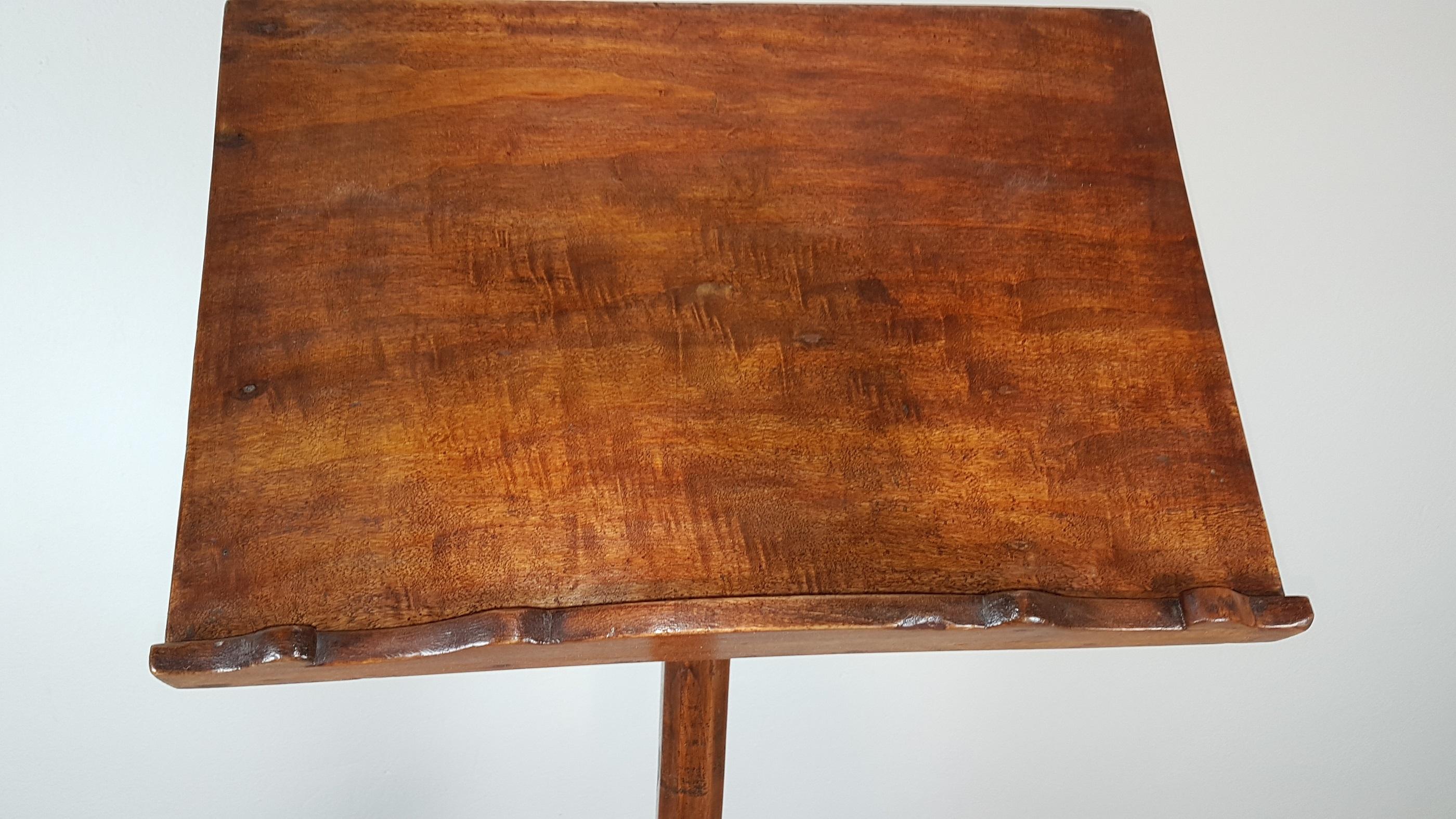 Beautiful antique music stand in solid poplar made in the late seventeenth century XVII. Typical line moved in the feet that suggests clear Piedmontese taste. The music stand is used but in perfect state of preservation had been restored by the