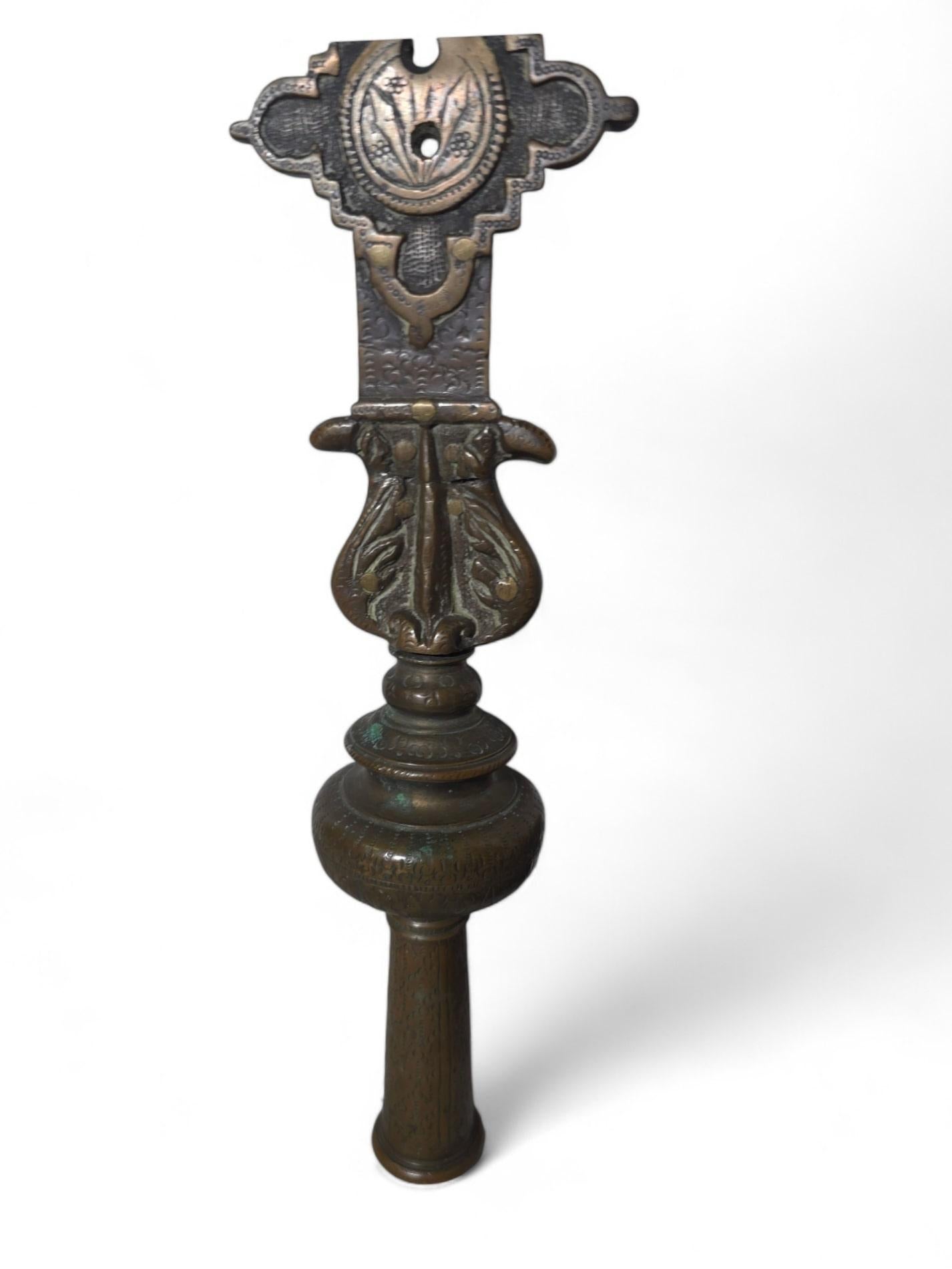 Cette magnifique croix processionnelle italienne du XVIIe siècle est réalisée en bronze, mettant en valeur le patrimoine religieux et artistique de l'époque. La croix présente des détails complexes qui témoignent de l'habileté de son auteur et de