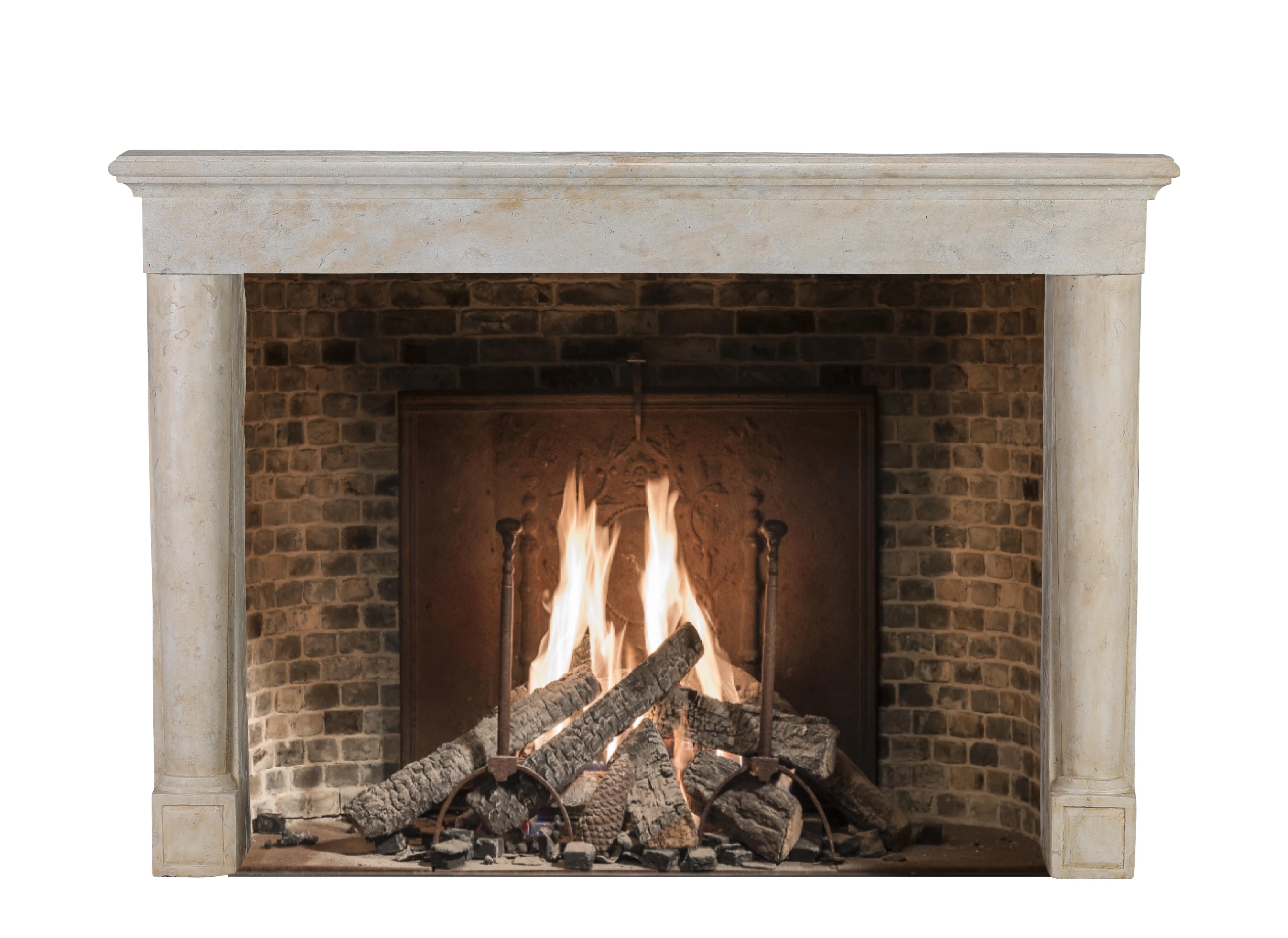 Chimenea de piedra caliza de un palacio provincial italiano del siglo XVII en venta 2