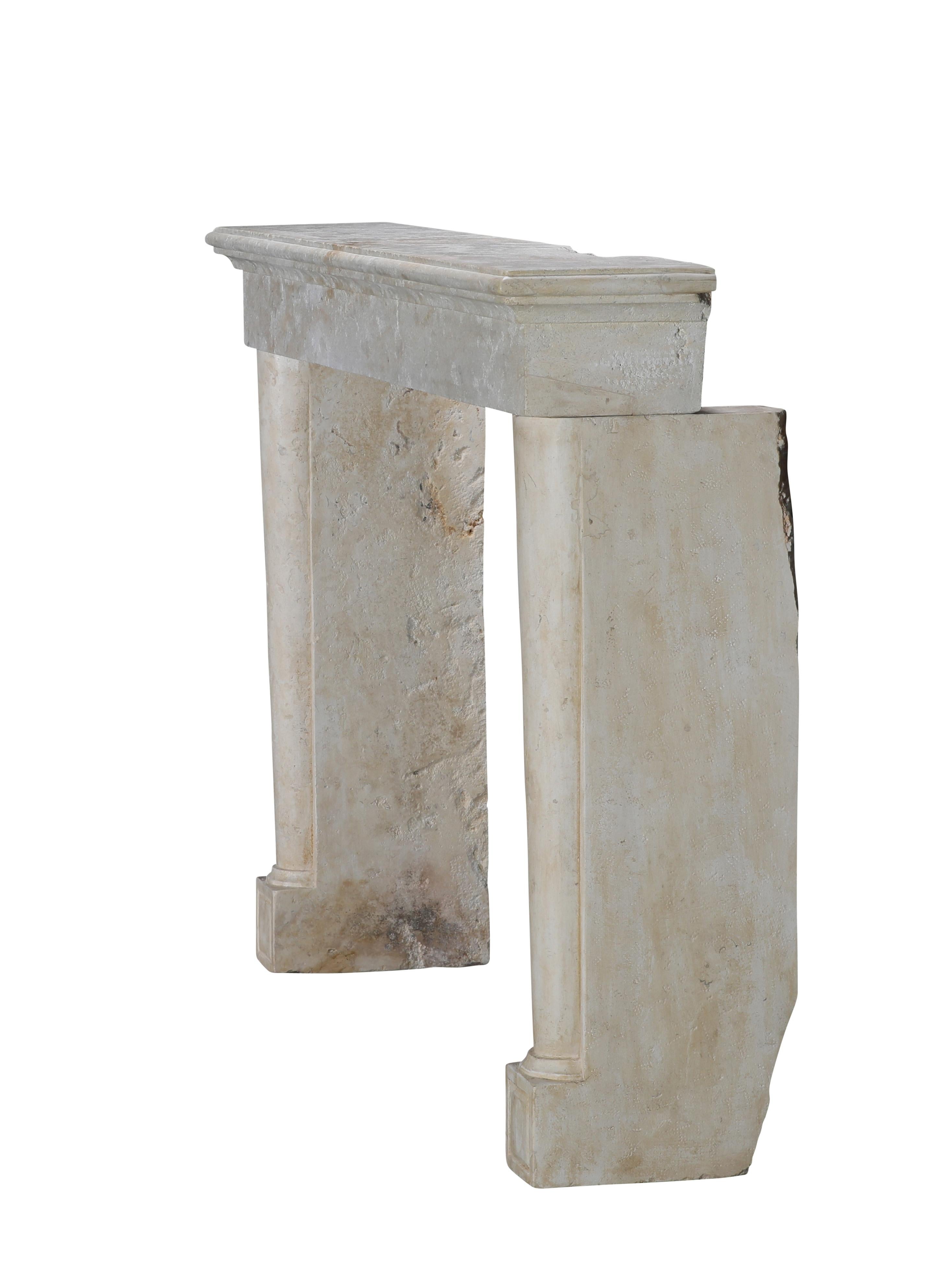 Chimenea de piedra caliza de un palacio provincial italiano del siglo XVII en venta 8