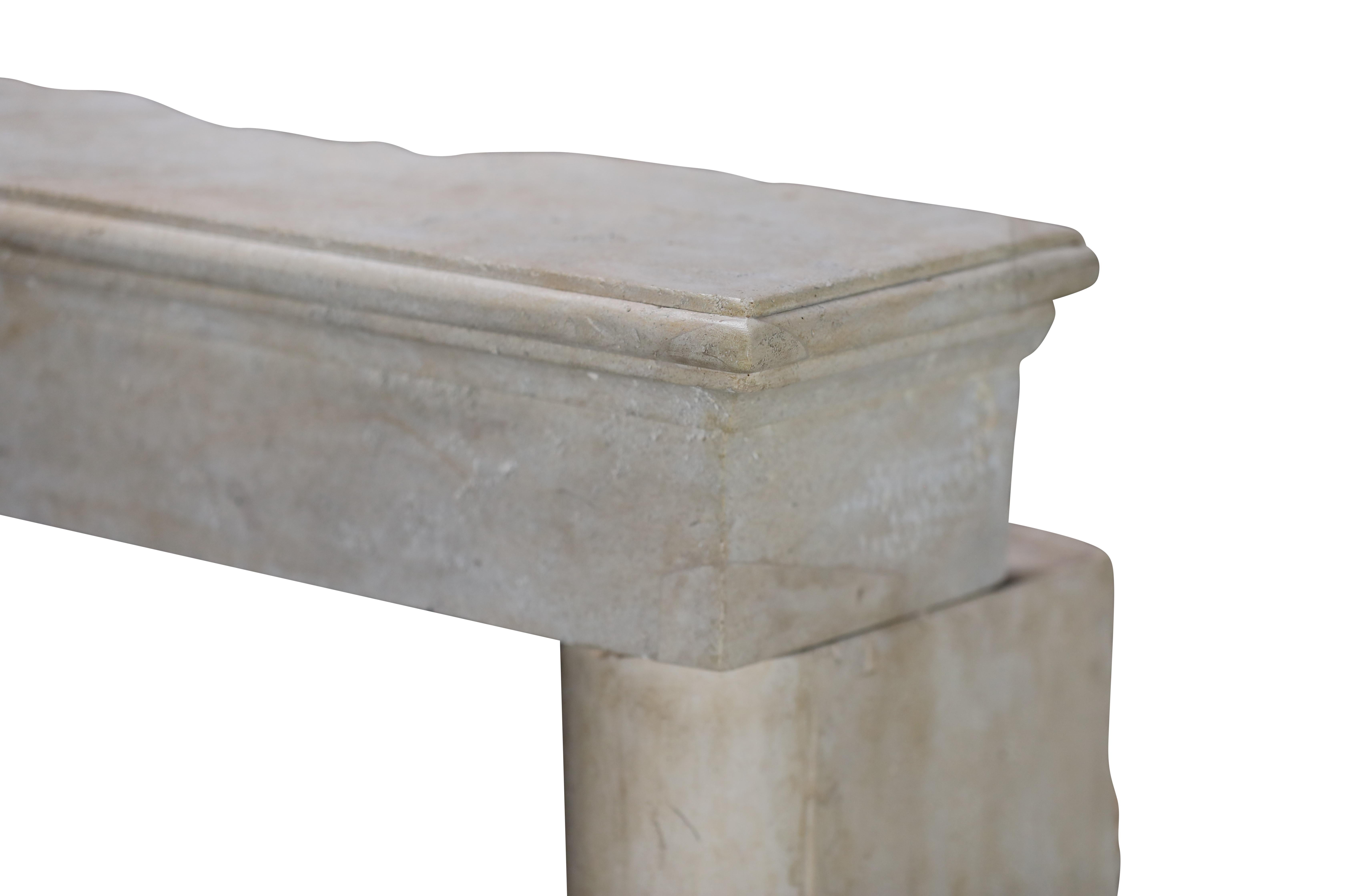 Chimenea de piedra caliza de un palacio provincial italiano del siglo XVII en venta 10