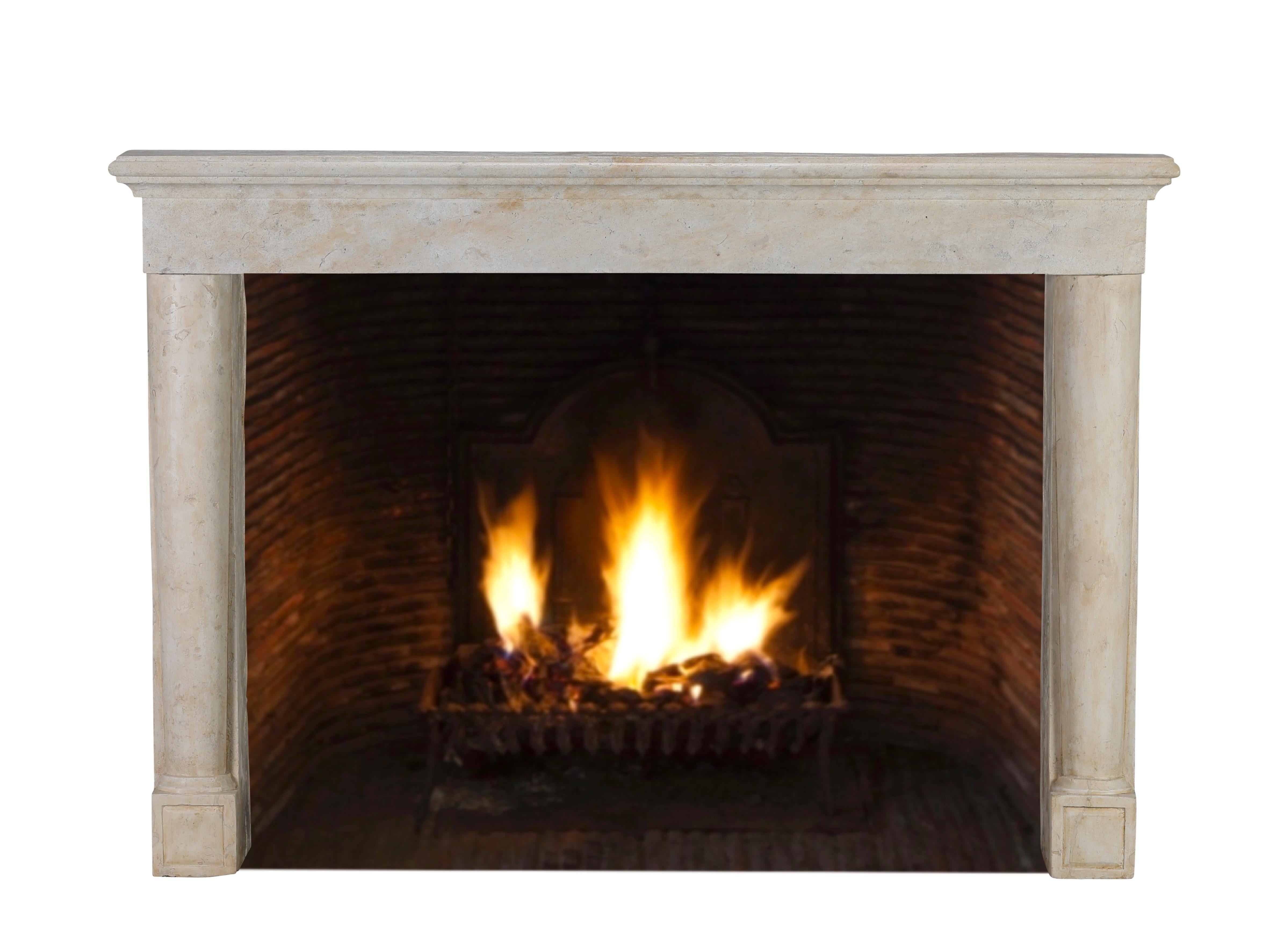 Chimenea de piedra caliza de un palacio provincial italiano del siglo XVII en Excelente estado para la venta en Beervelde, BE