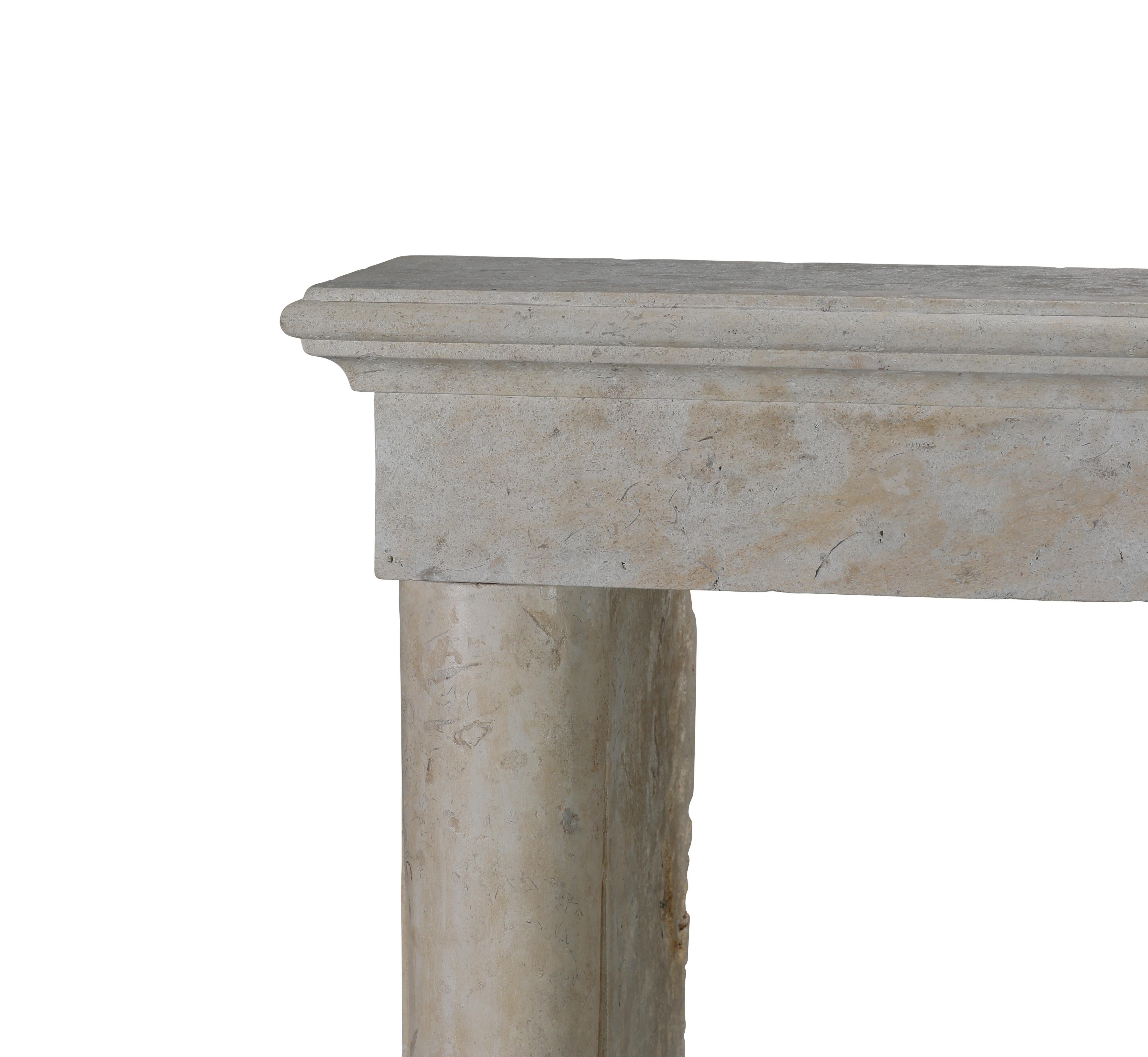 Chimenea de piedra caliza de un palacio provincial italiano del siglo XVII Piedra en venta