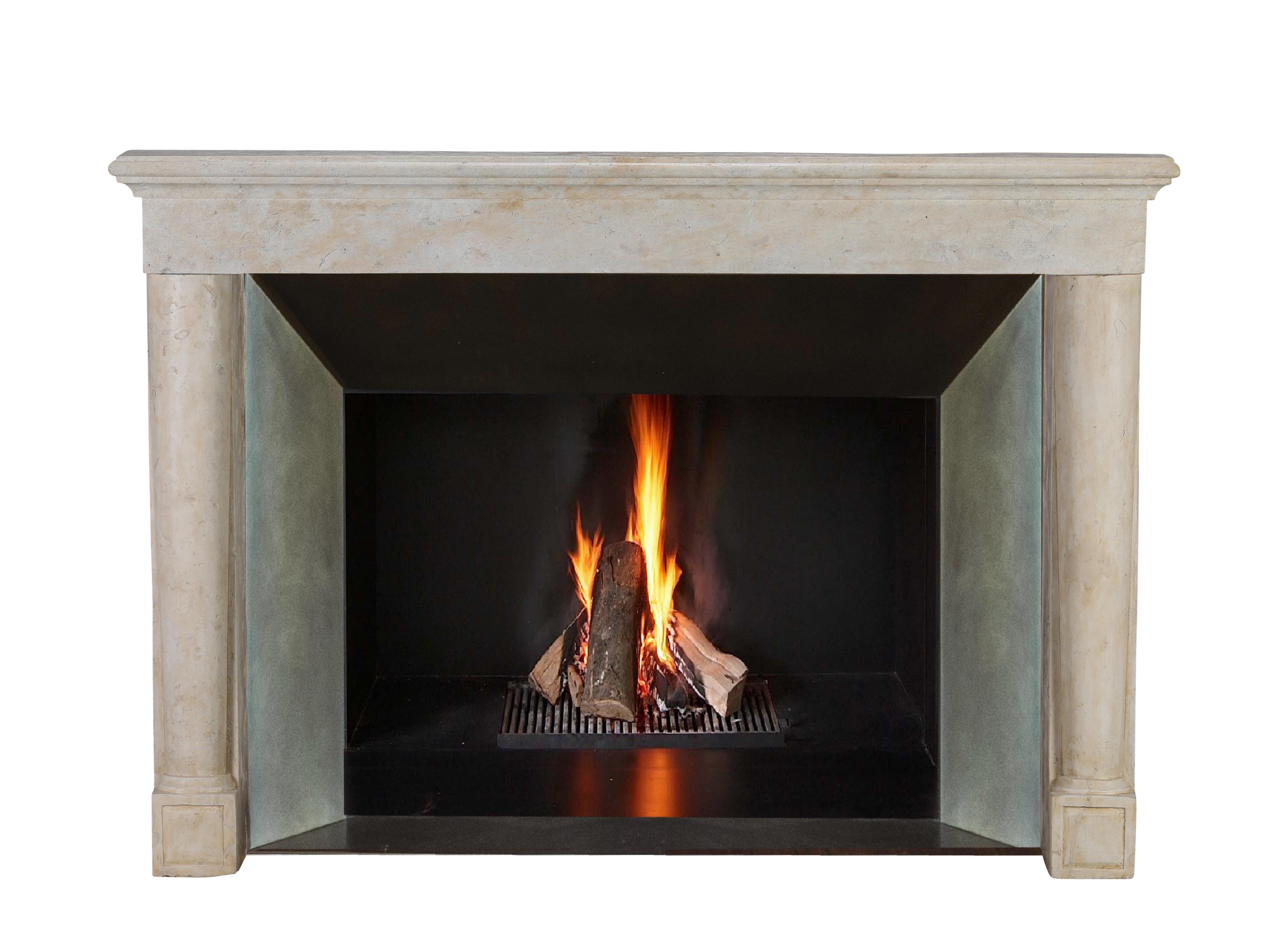 Chimenea de piedra caliza de un palacio provincial italiano del siglo XVII en venta 1