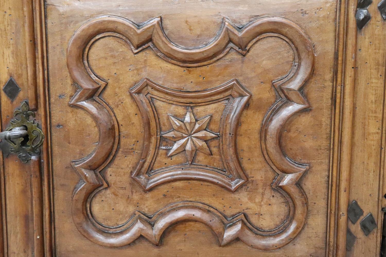 17th Century Italian Rare Carved Walnut Antique Kneeler For Sale 1