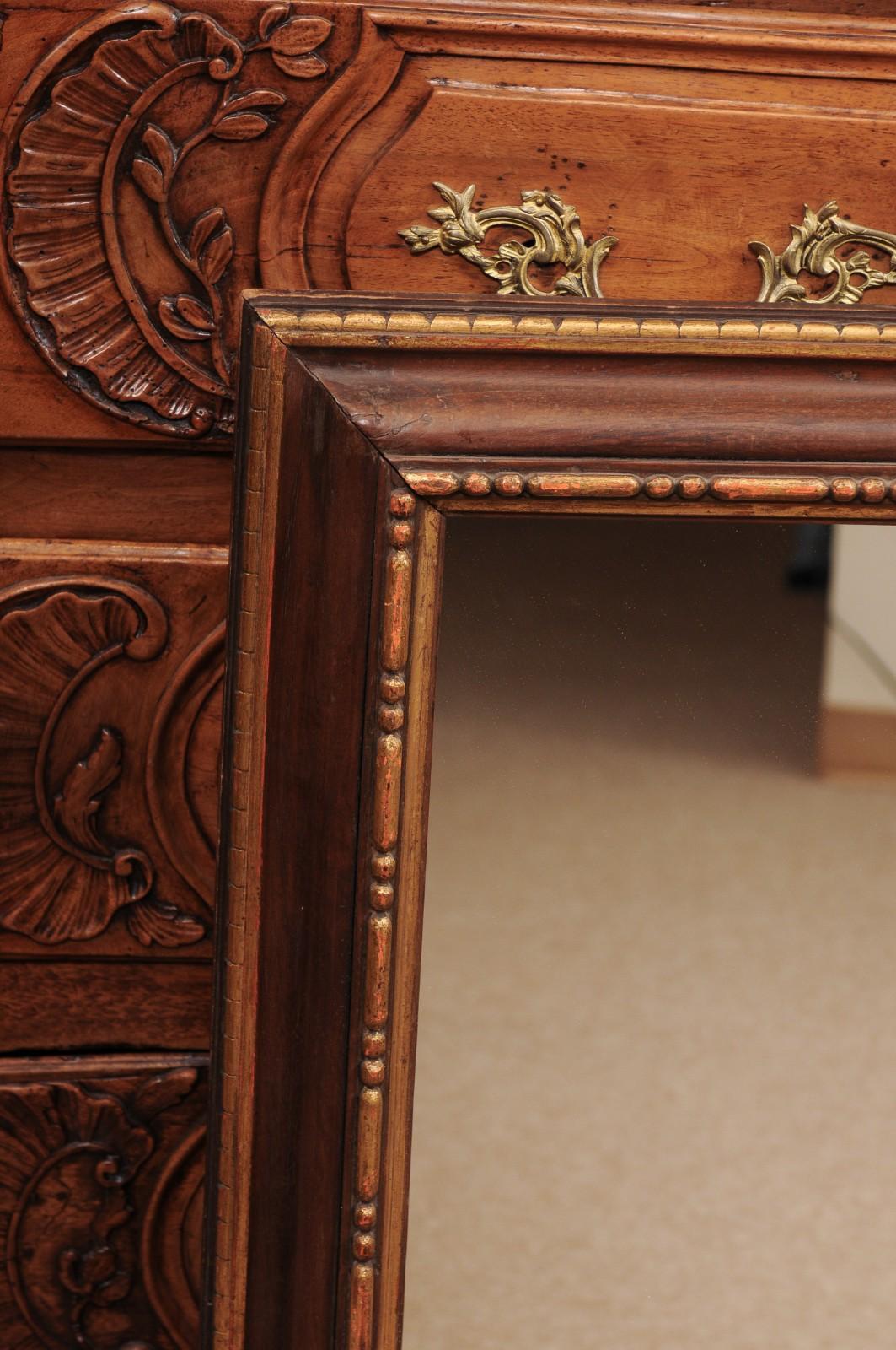 Bois Miroir rectangulaire italien du 17ème siècle, peint en brun et sculpté en parcellaire et doré en vente