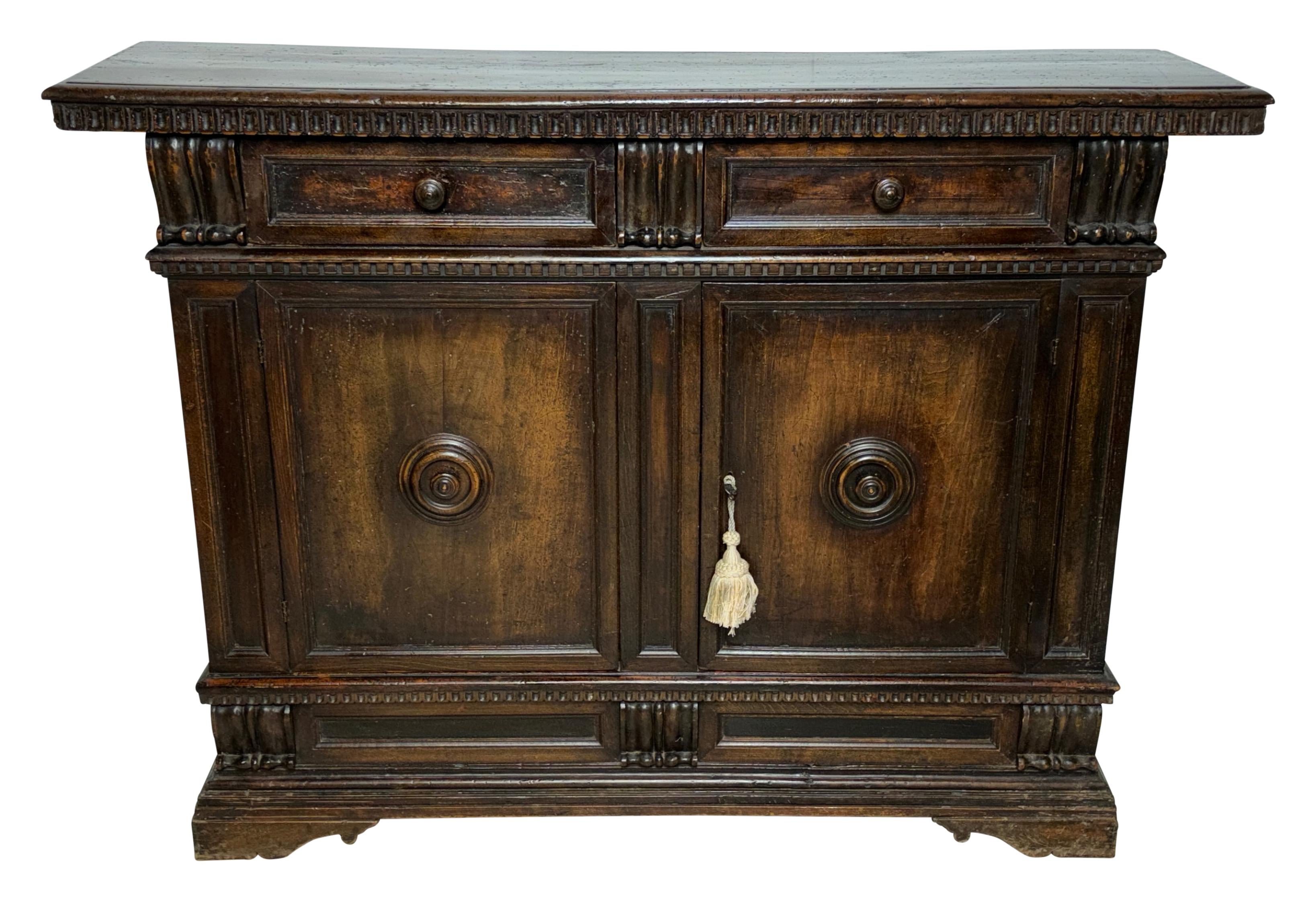 Credenza de nogal de estilo renacentista italiano del siglo XVII Renacimiento en venta