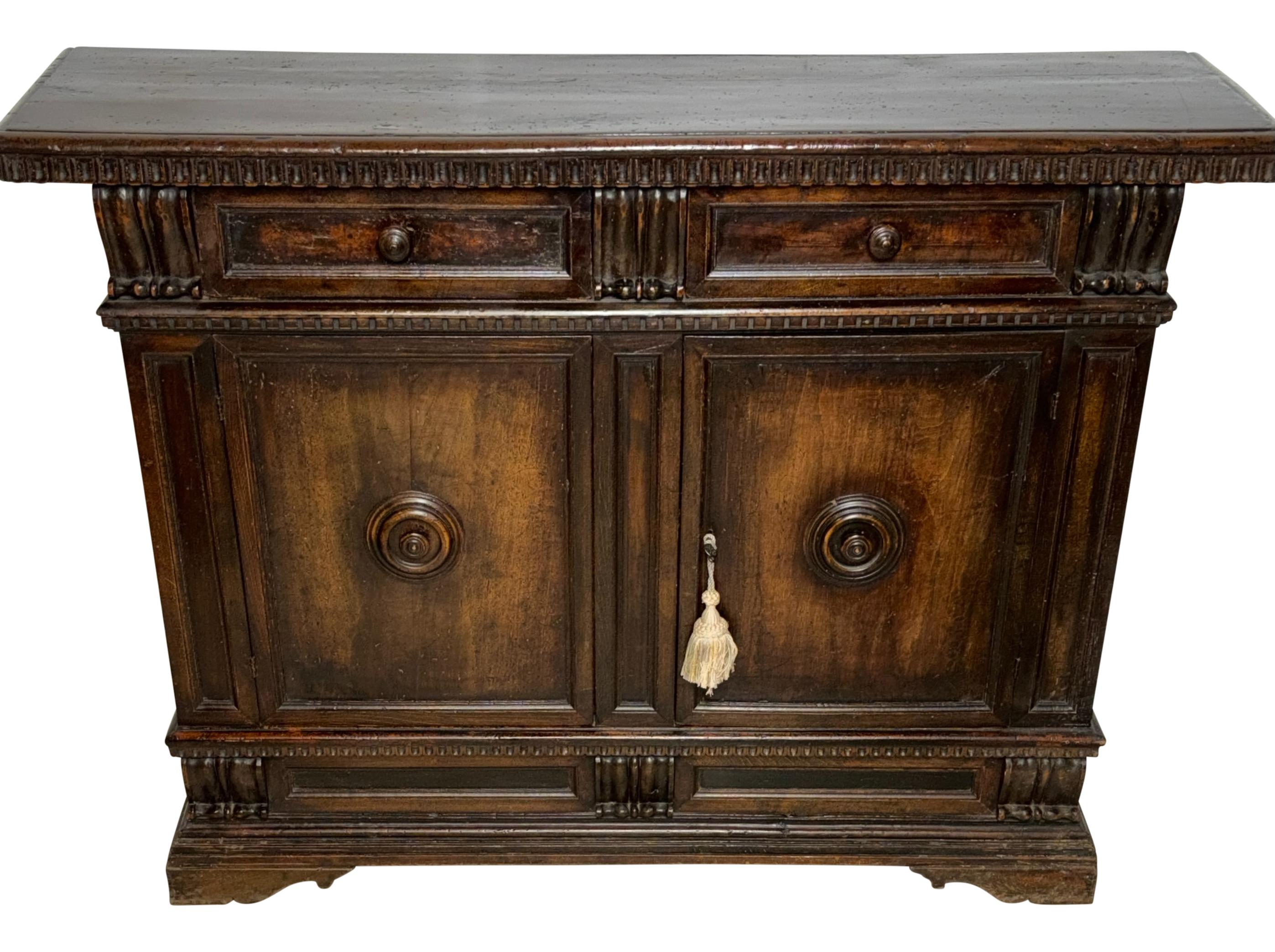 Credenza de nogal de estilo renacentista italiano del siglo XVII Italiano en venta