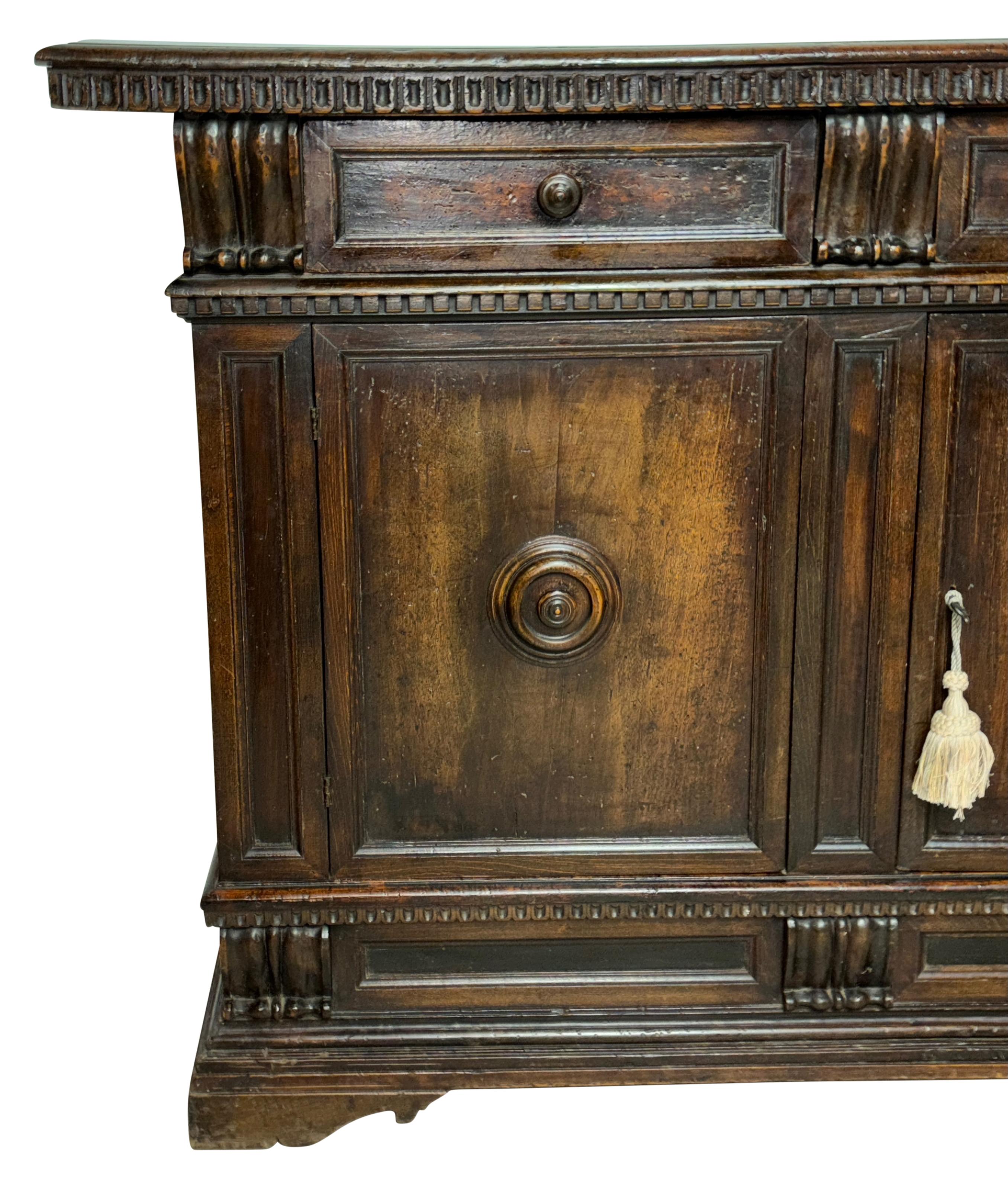Credenza de nogal de estilo renacentista italiano del siglo XVII siglo XVIII y antes en venta