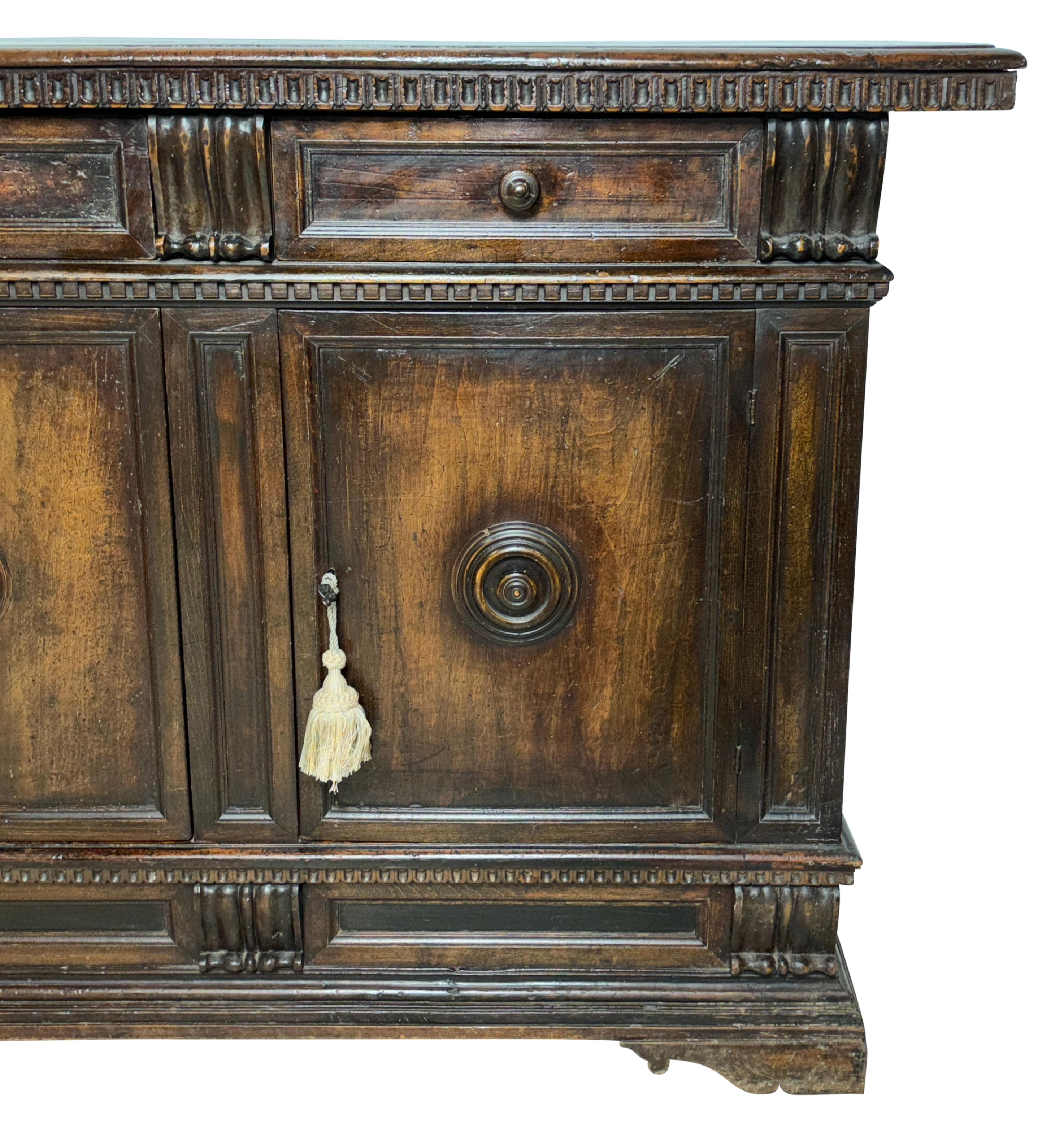 Credenza de nogal de estilo renacentista italiano del siglo XVII Nogal en venta