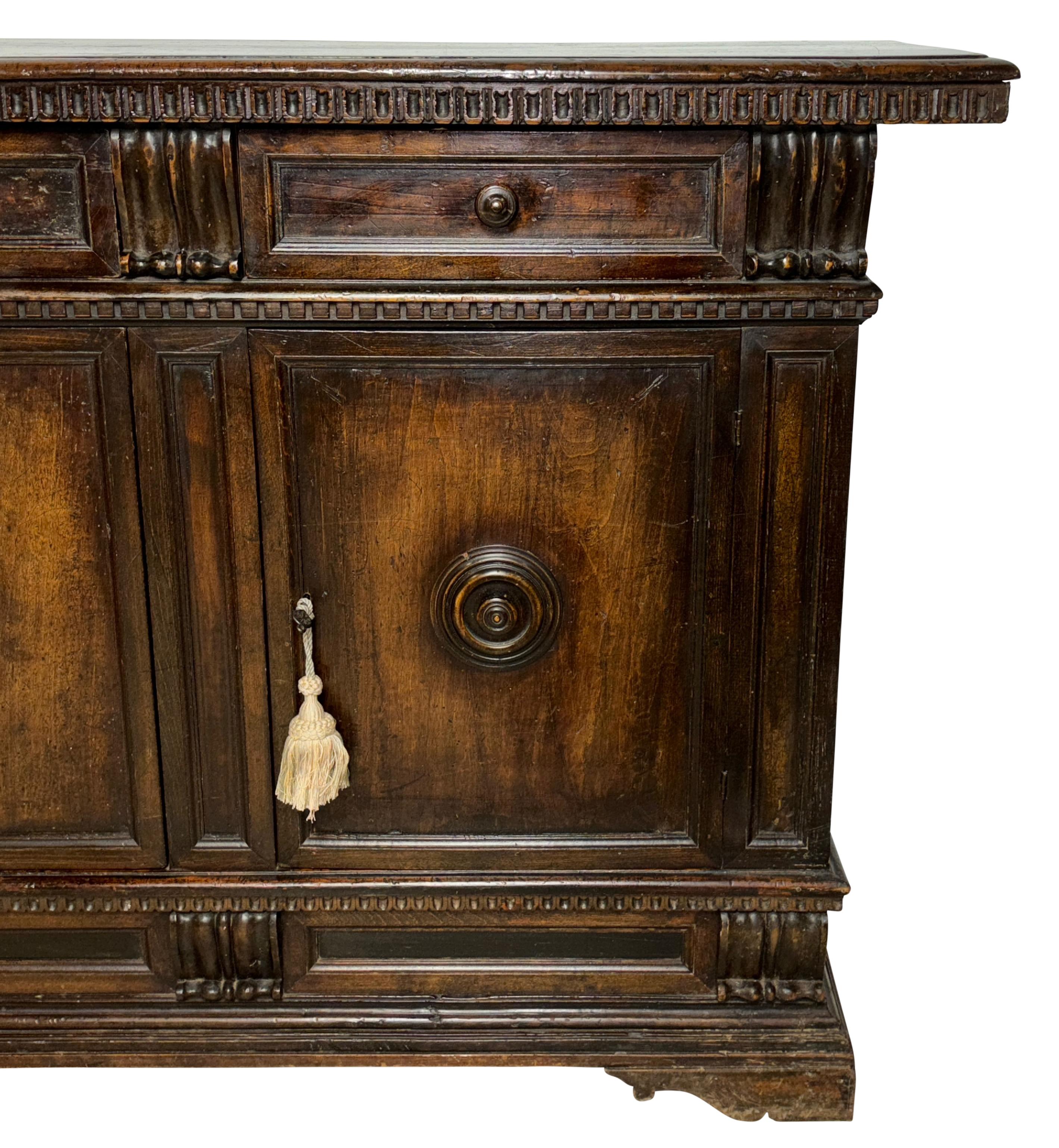 Credenza de nogal de estilo renacentista italiano del siglo XVII en venta 1