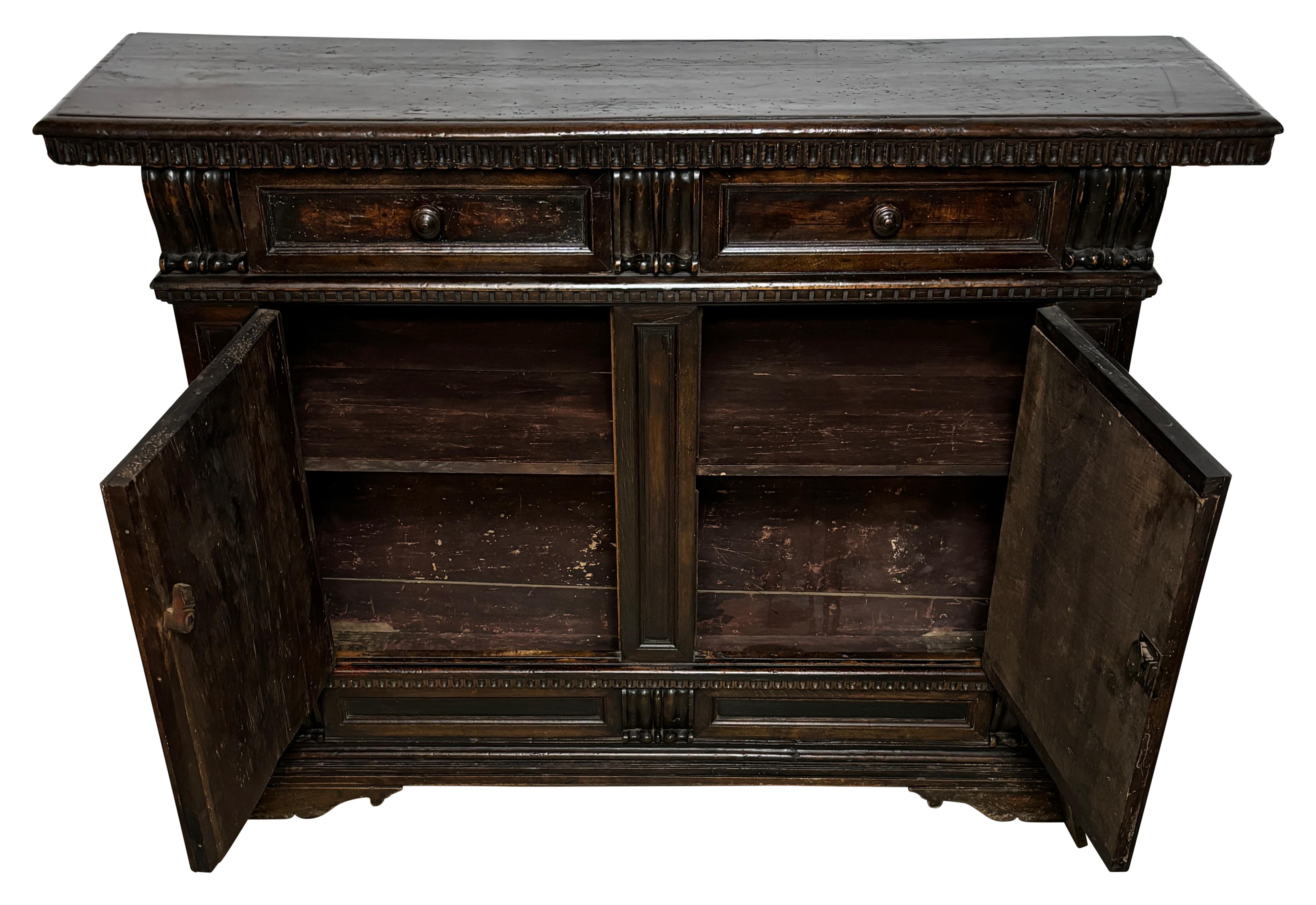 Credenza de nogal de estilo renacentista italiano del siglo XVII en venta 2