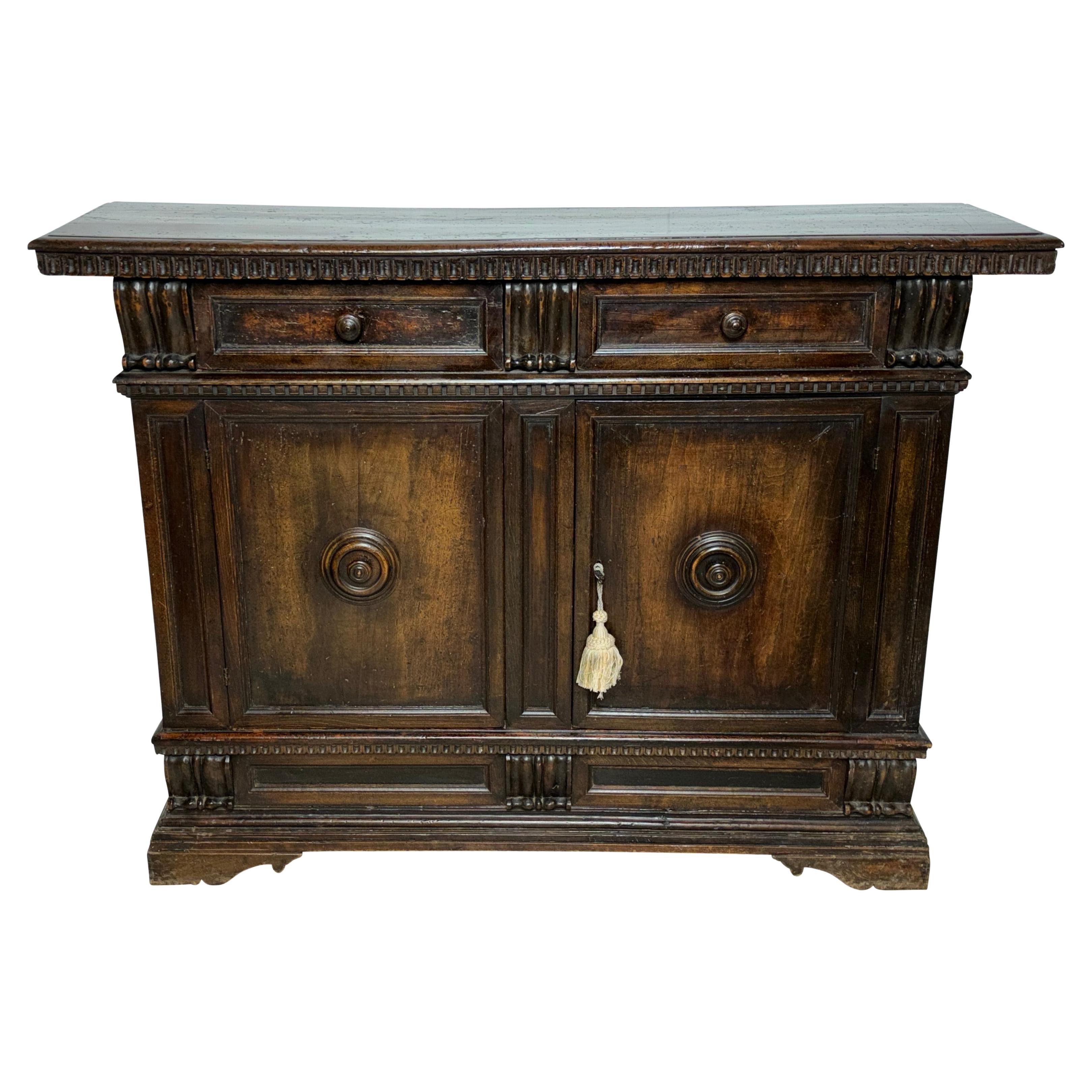 Credenza de nogal de estilo renacentista italiano del siglo XVII