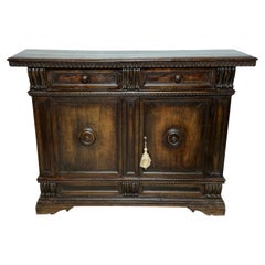 Credenza de nogal de estilo renacentista italiano del siglo XVII