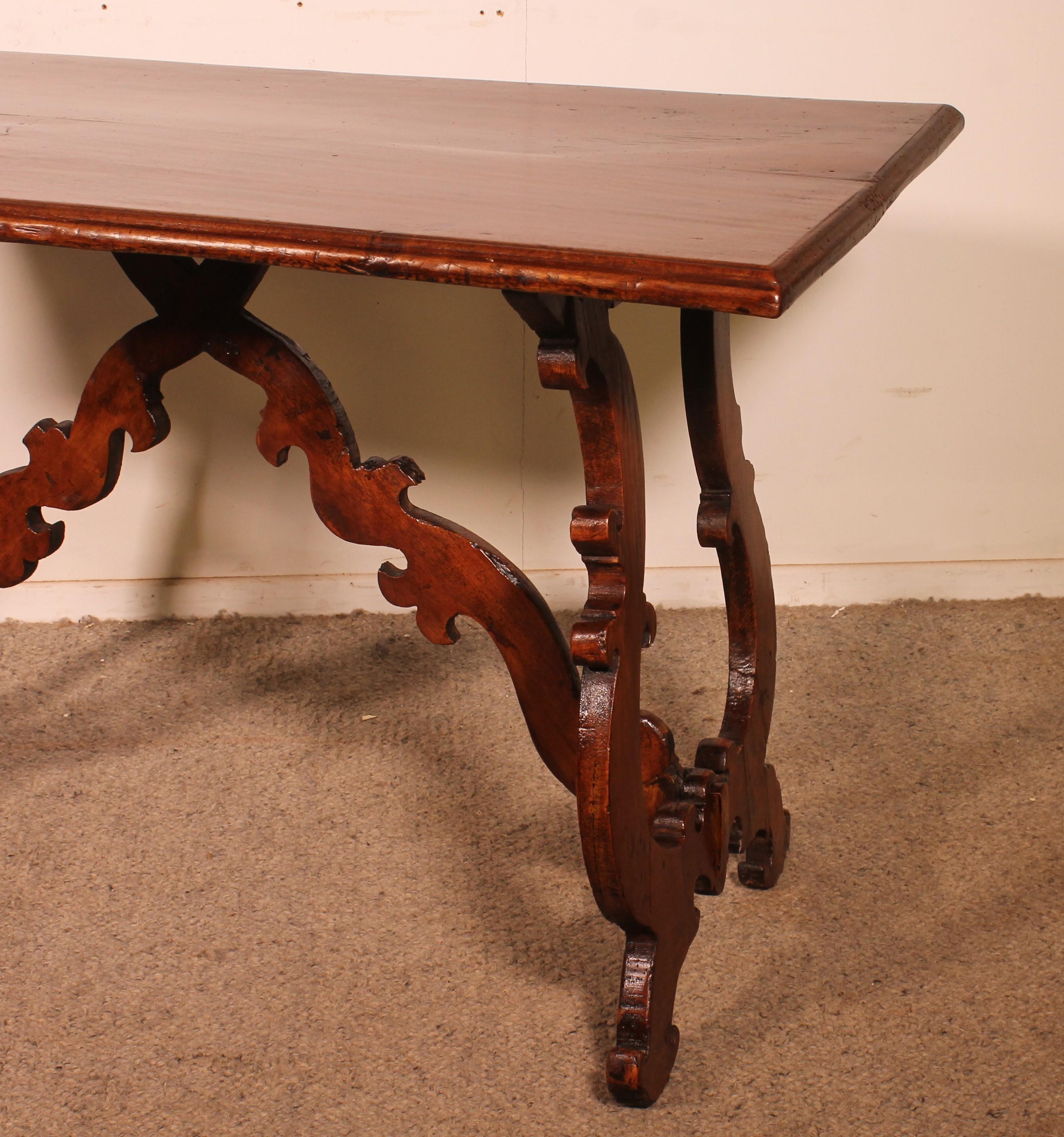 Superb Italian Renaissance walnut table from the 17th century
Table that can be used as a desk or a small dining room table
It has a very beautiful walnut top with a beautiful thickness of 4 cm with a very beautiful patina and a corbin beak
It rests