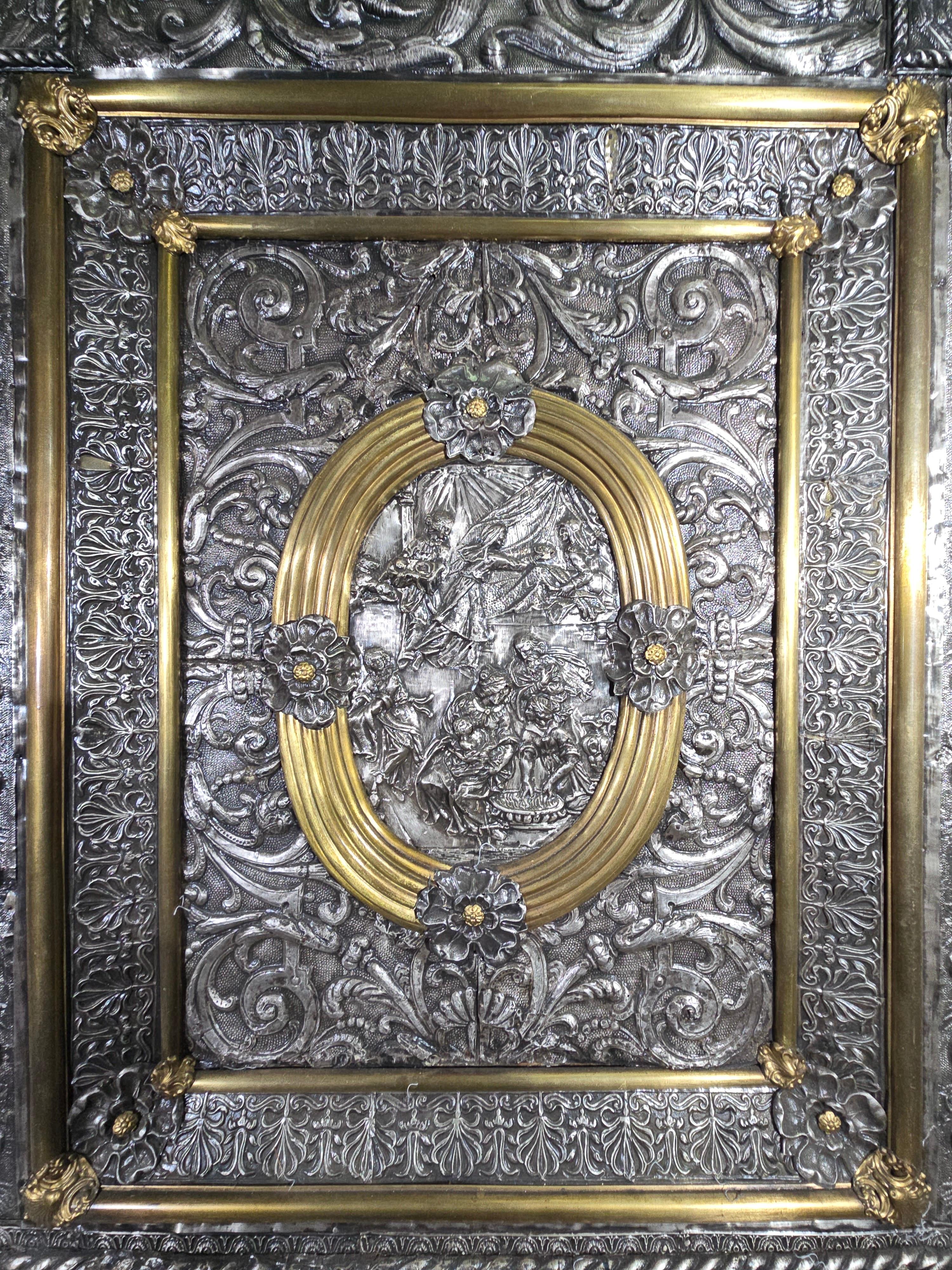 17th-Century Italian Silver and Gilt Silver Altar Panel (Paliotto) In Good Condition For Sale In Madrid, ES