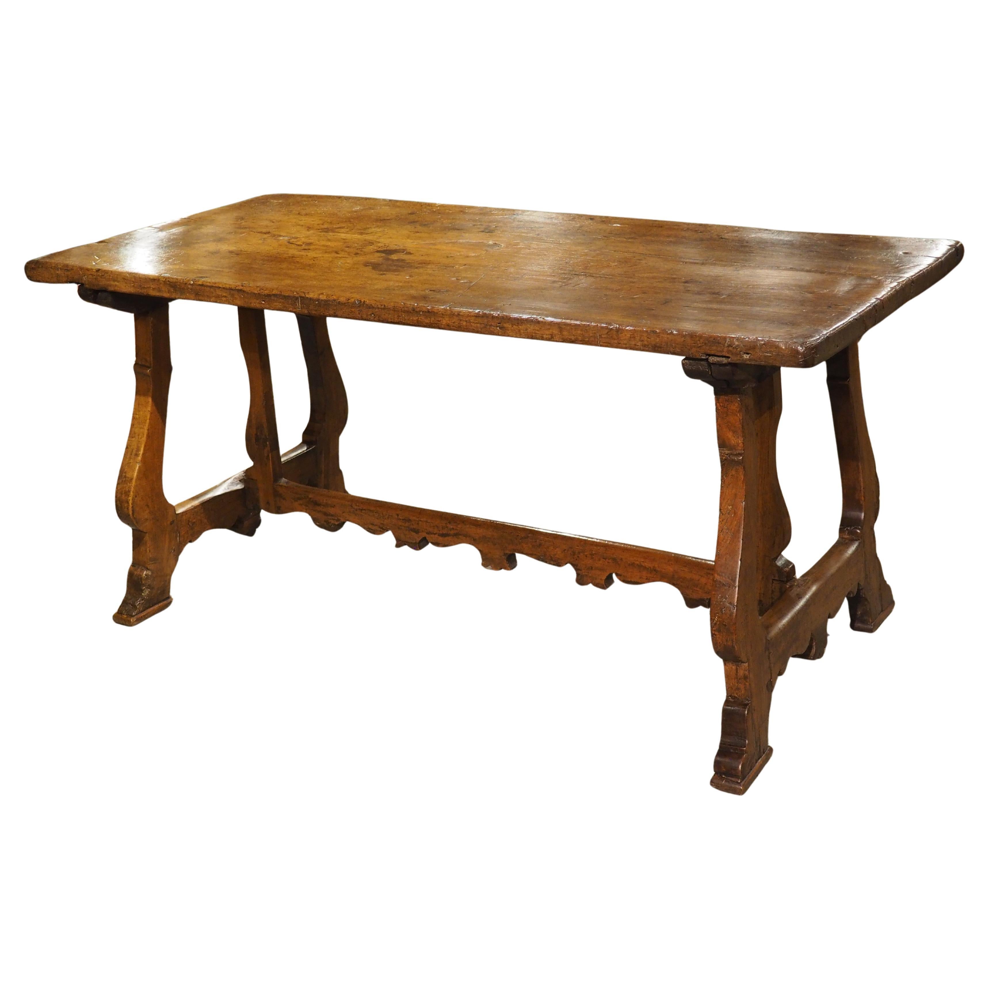 Table italienne du 17e siècle à plateau unique en noyer et pieds en lyre
