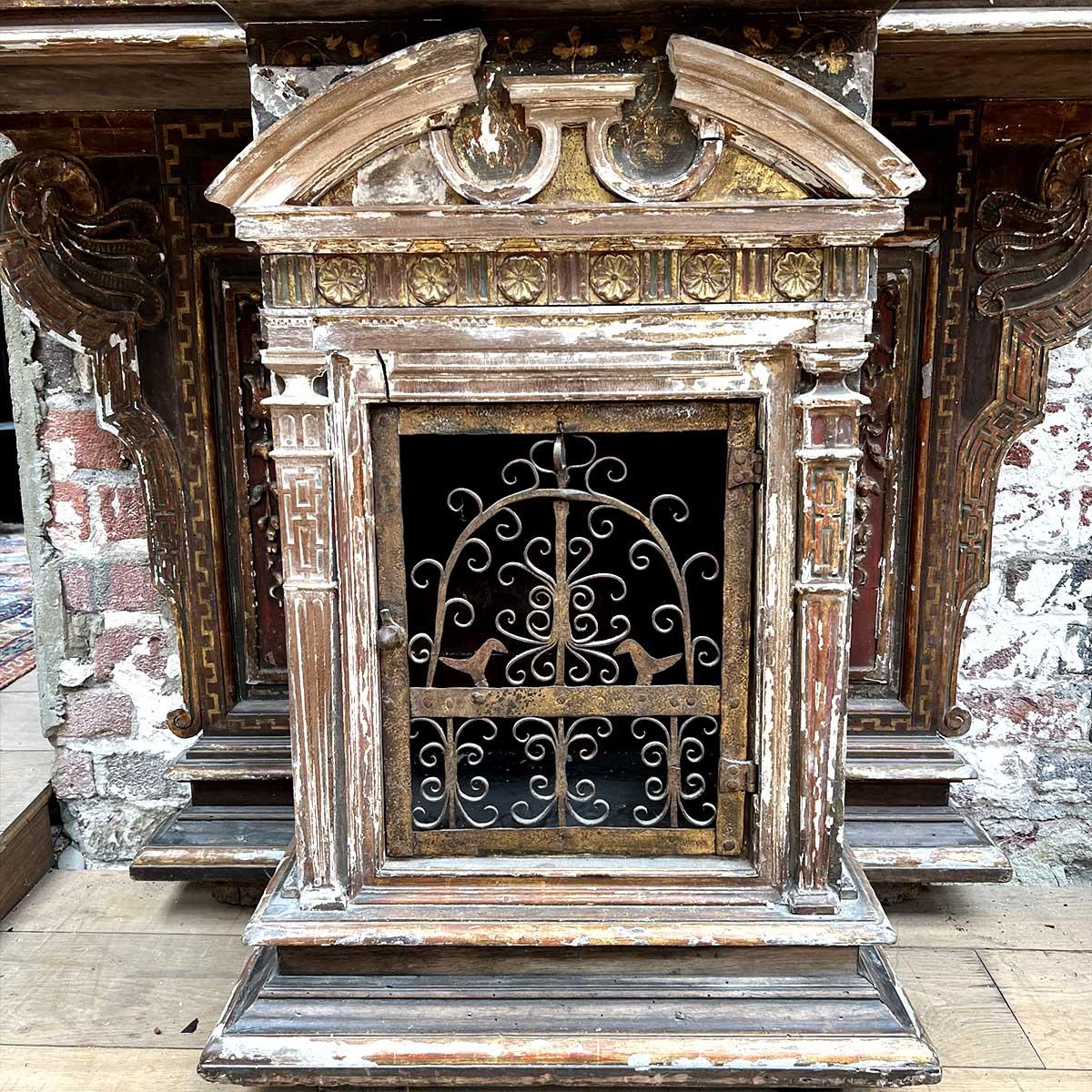 Altare a tabernacolo italiano del XVII secolo

Magnifico altare a tabernacolo italiano del XVII secolo in legno intagliato, dipinto e dorato. Questo pezzo architettonico devozionale presenta una facciata riccamente decorata con pilastri scanalati,