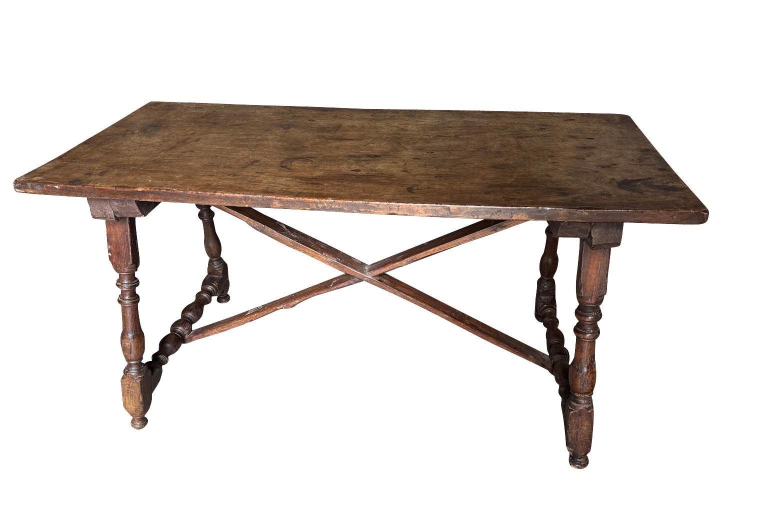 Très belle table basse de la fin du XVIIe siècle provenant de la région toscane de l'Italie. Magnifique construction en noyer avec un plateau solide et des pieds joliment tournés. Merveilleuse patine d'usage - riche et lumineuse. 
