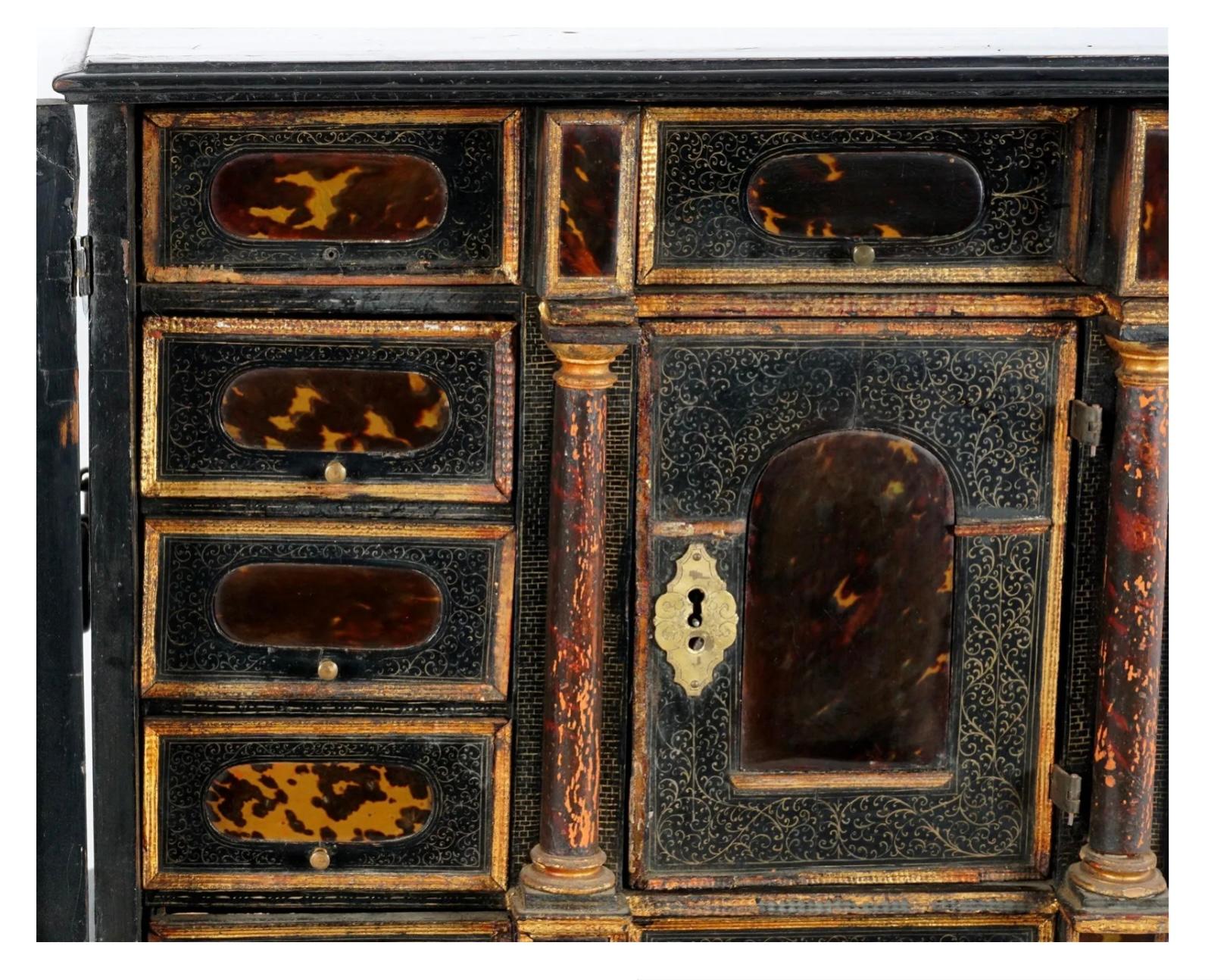 Écaille Meuble de table en écaille de tortue italien du 17e siècle en vente