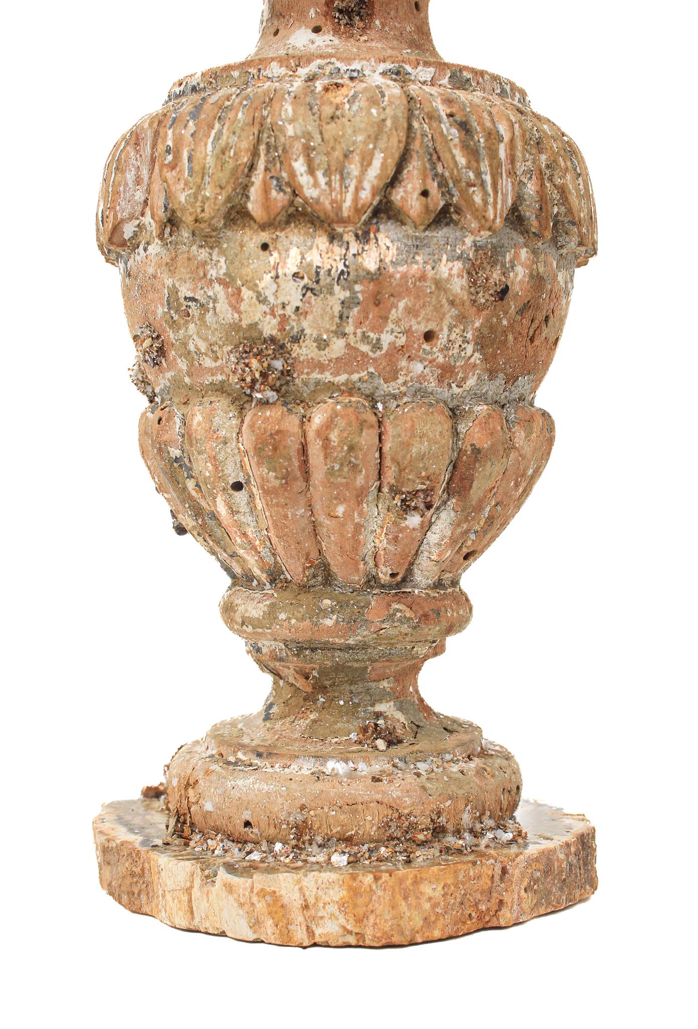 Baroque Vase italien du 17ème siècle « Fragment de fleurs » avec grappe de mica et grenats en vente