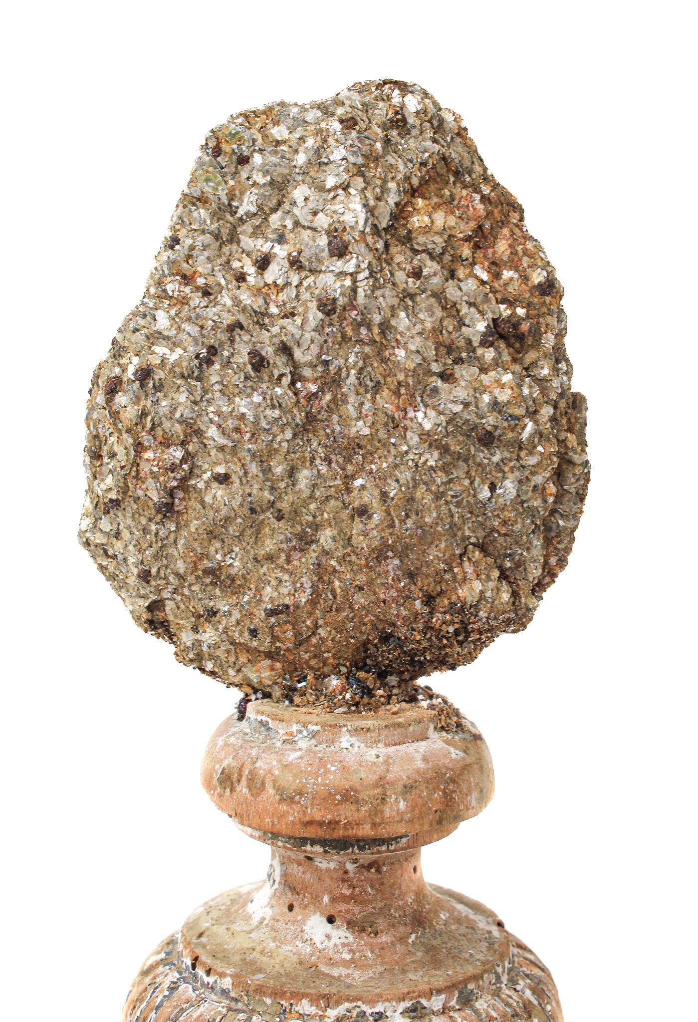 Italienische Vase „Florence Fragment“ aus dem 17. Jahrhundert mit einem Mica-Cluster und Granaten im Zustand „Starke Gebrauchsspuren“ im Angebot in Dublin, Dalkey