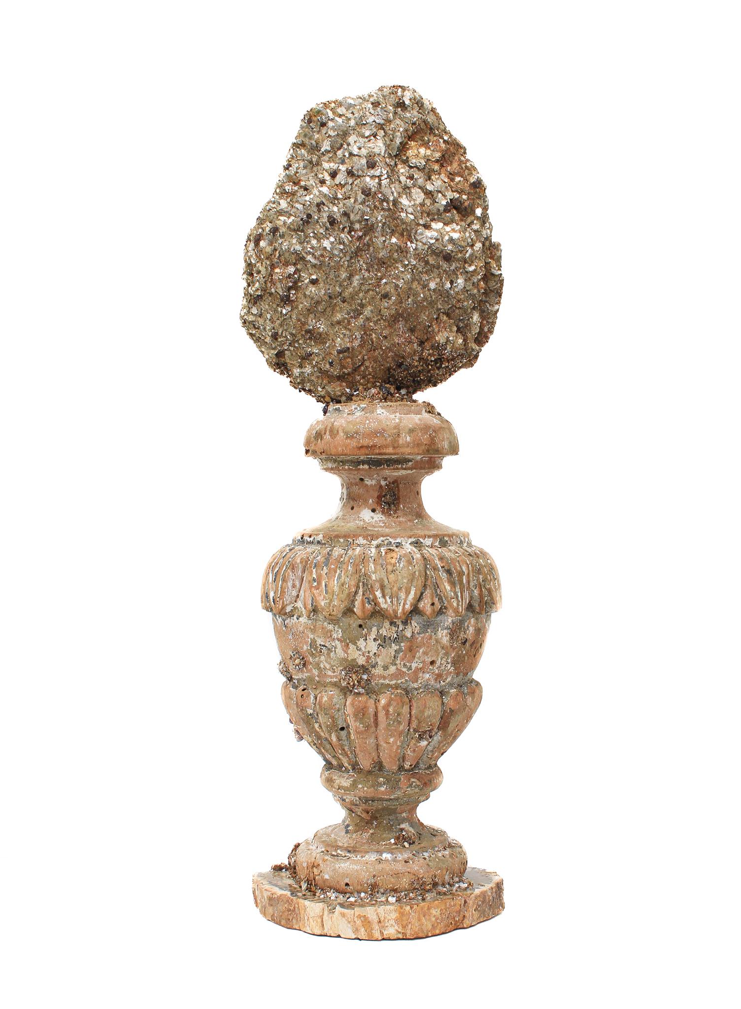 Italienische Vase „Florence Fragment“ aus dem 17. Jahrhundert mit einem Mica-Cluster und Granaten (18. Jahrhundert und früher) im Angebot