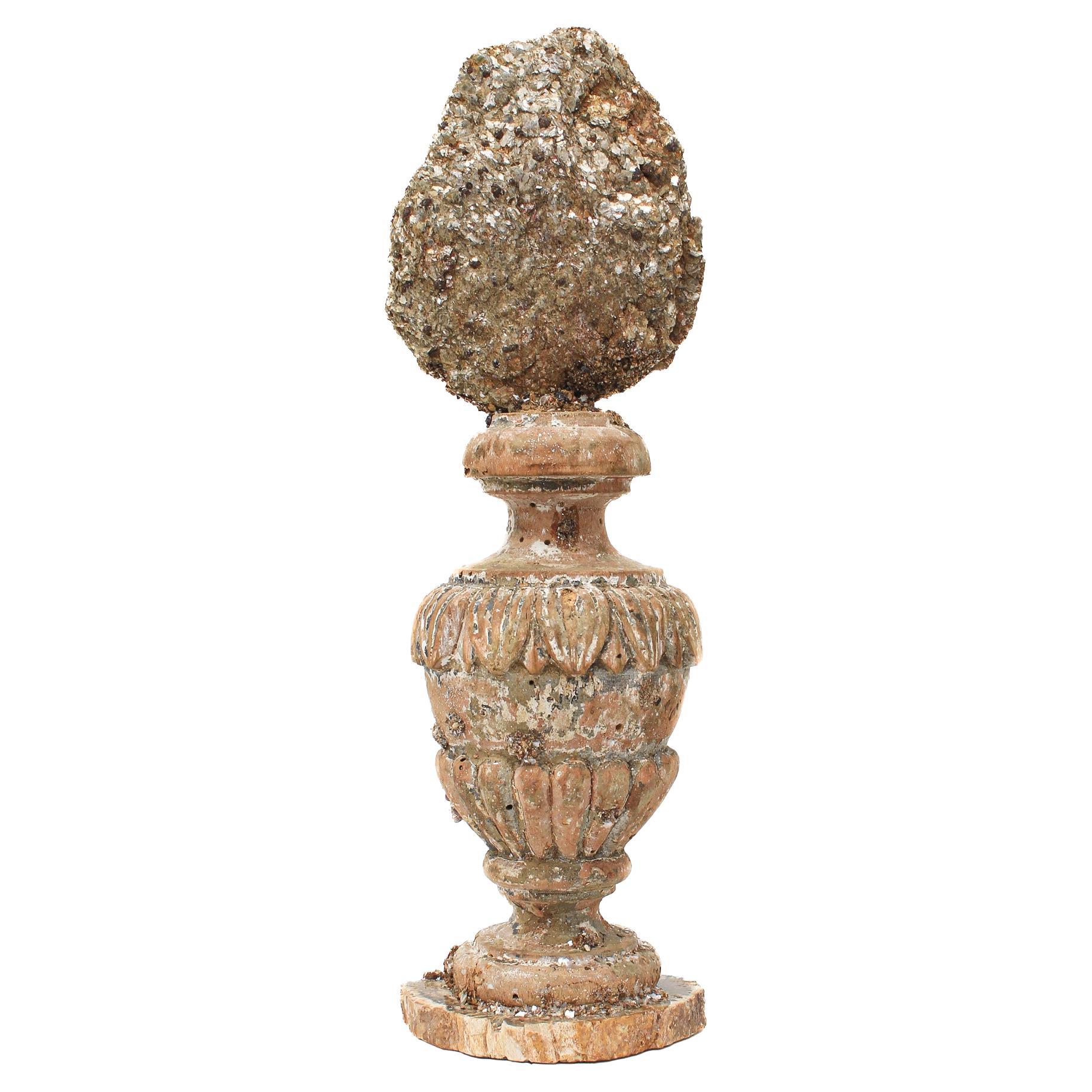 Vase italien du 17ème siècle « Fragment de fleurs » avec grappe de mica et grenats en vente