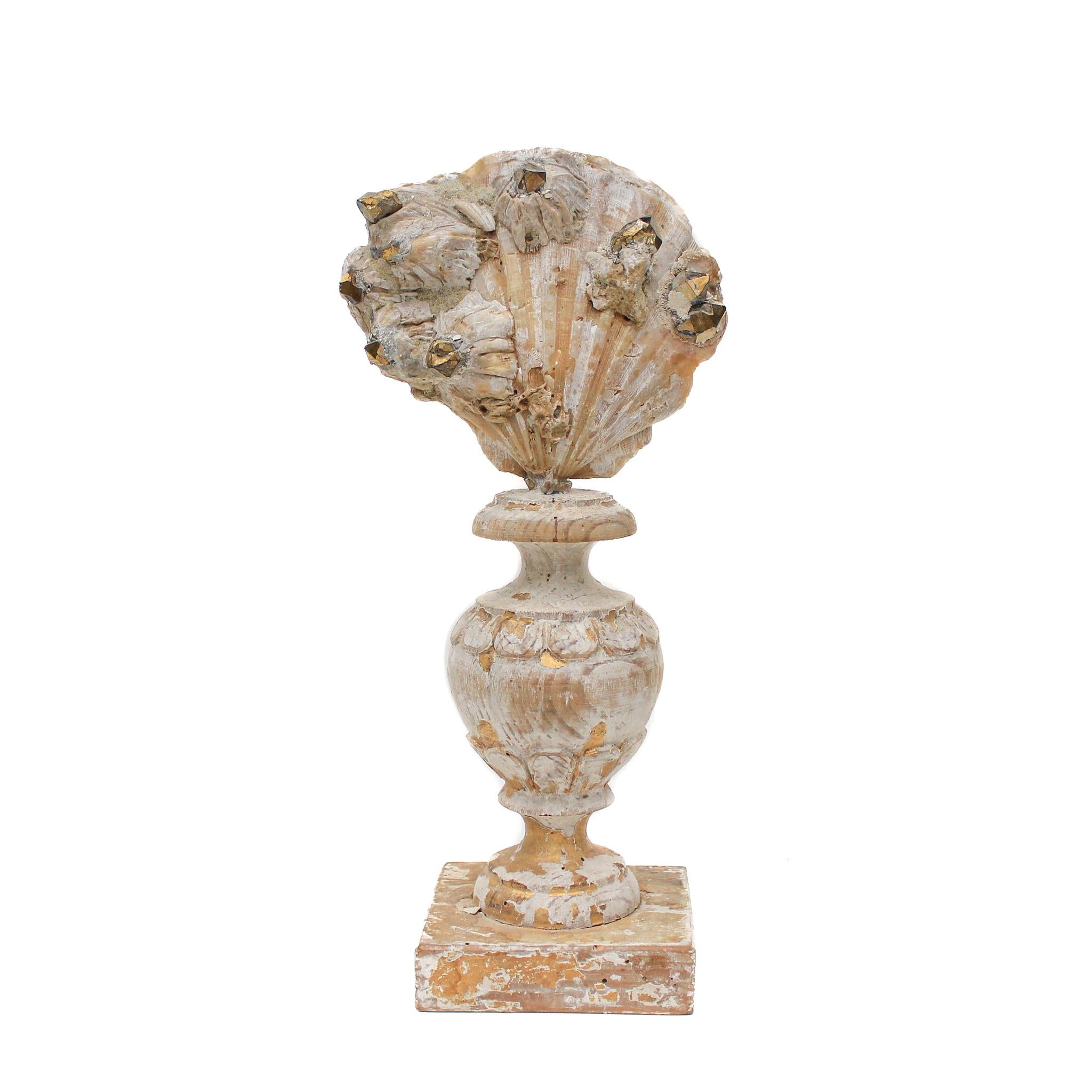 17th Century „Florence Fragment“ mit einer Chesapectenmuschel und goldenen Kristallspitzen (Rokoko) im Angebot