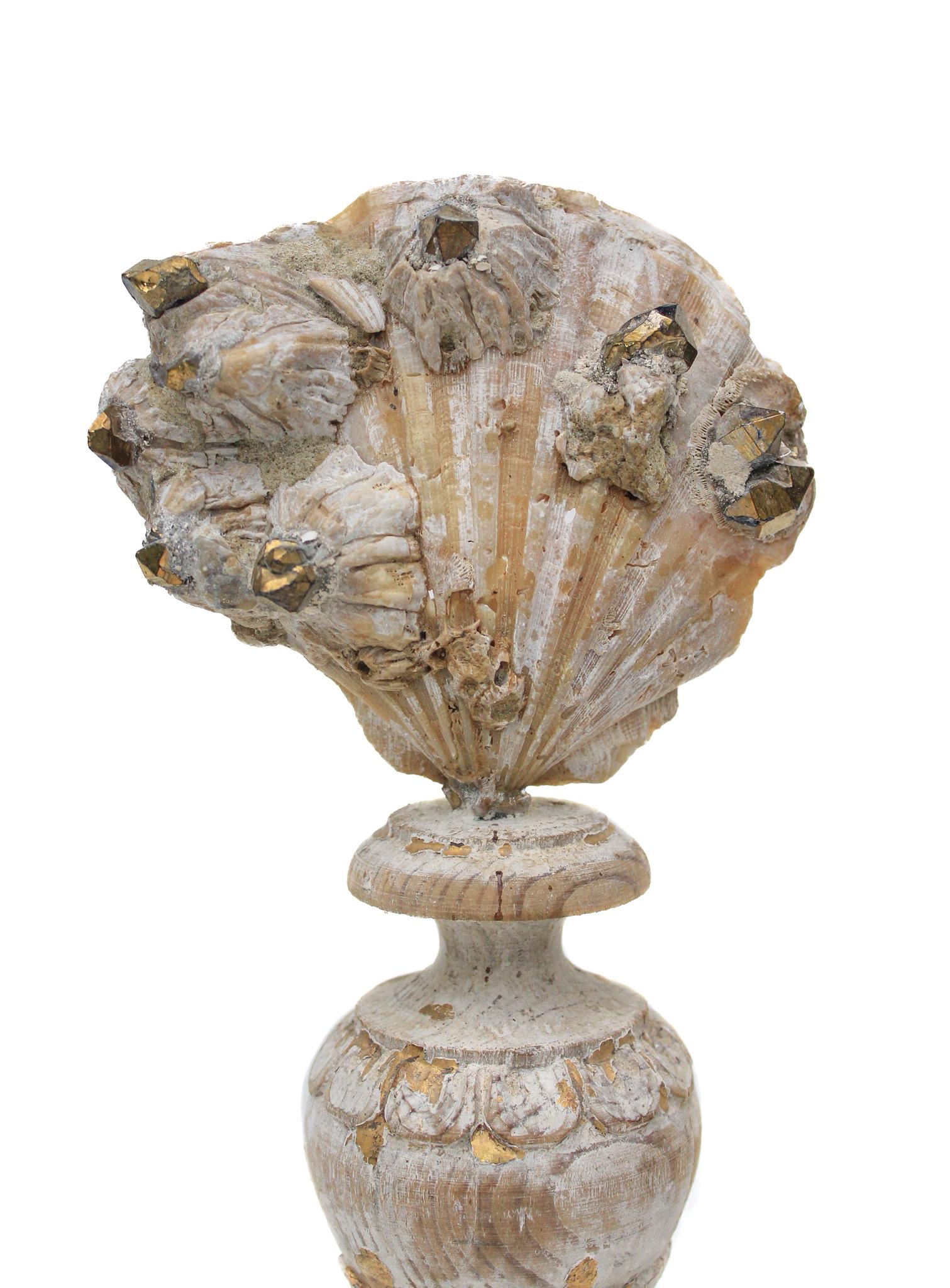 italien Un fragment de fleurs du 17ème siècle avec une coquille de châtaignier et des pointes en cristal doré en vente