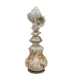 Italienische Vase aus dem 17. Jahrhundert mit einer Hystrivasmuschel auf einem antiken Metallständer