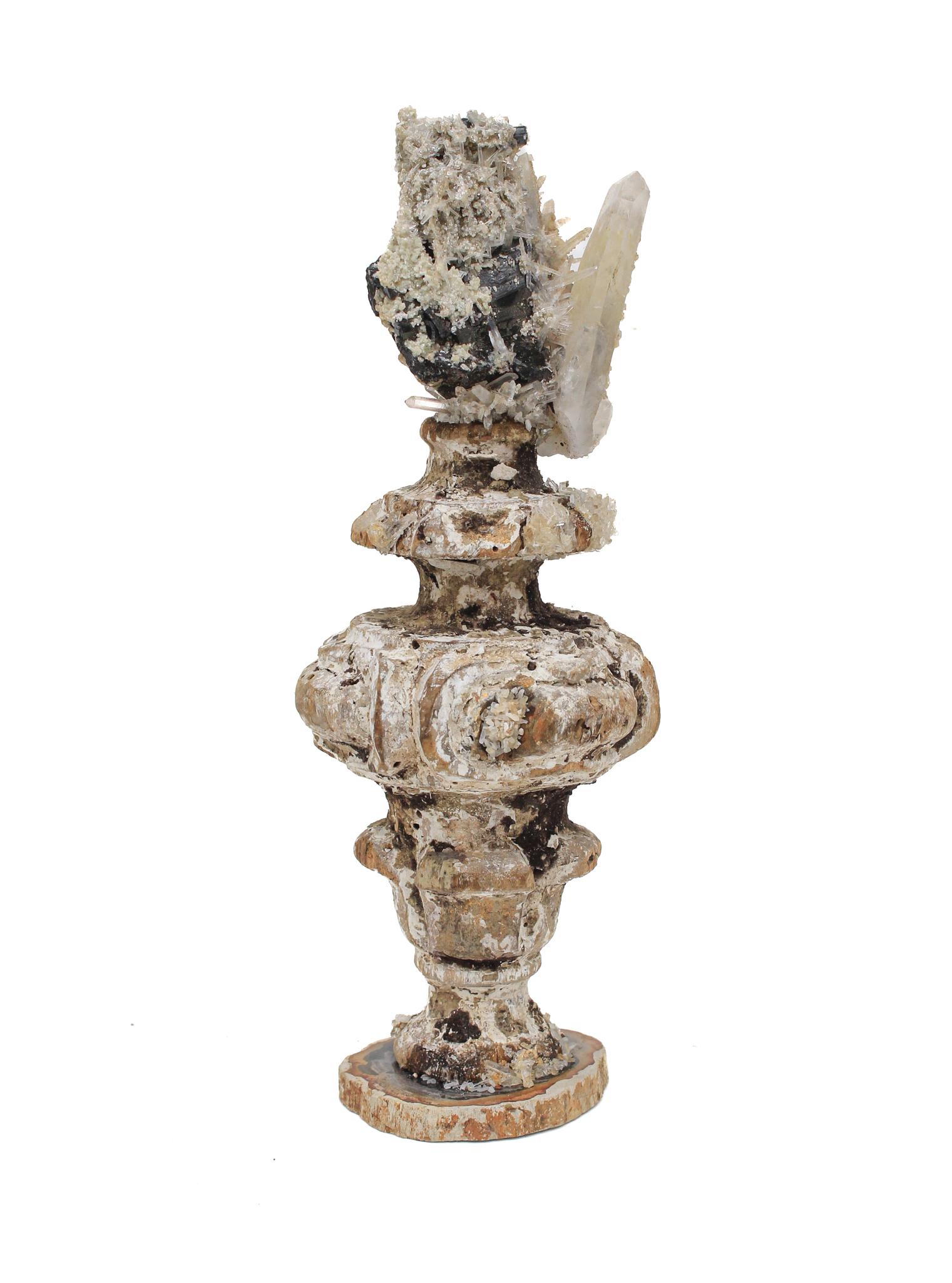 17. Jahrhundert „Florence-Fragment“ mit Turmalin und Kristallen auf versteinertem Holz (Handbemalt) im Angebot