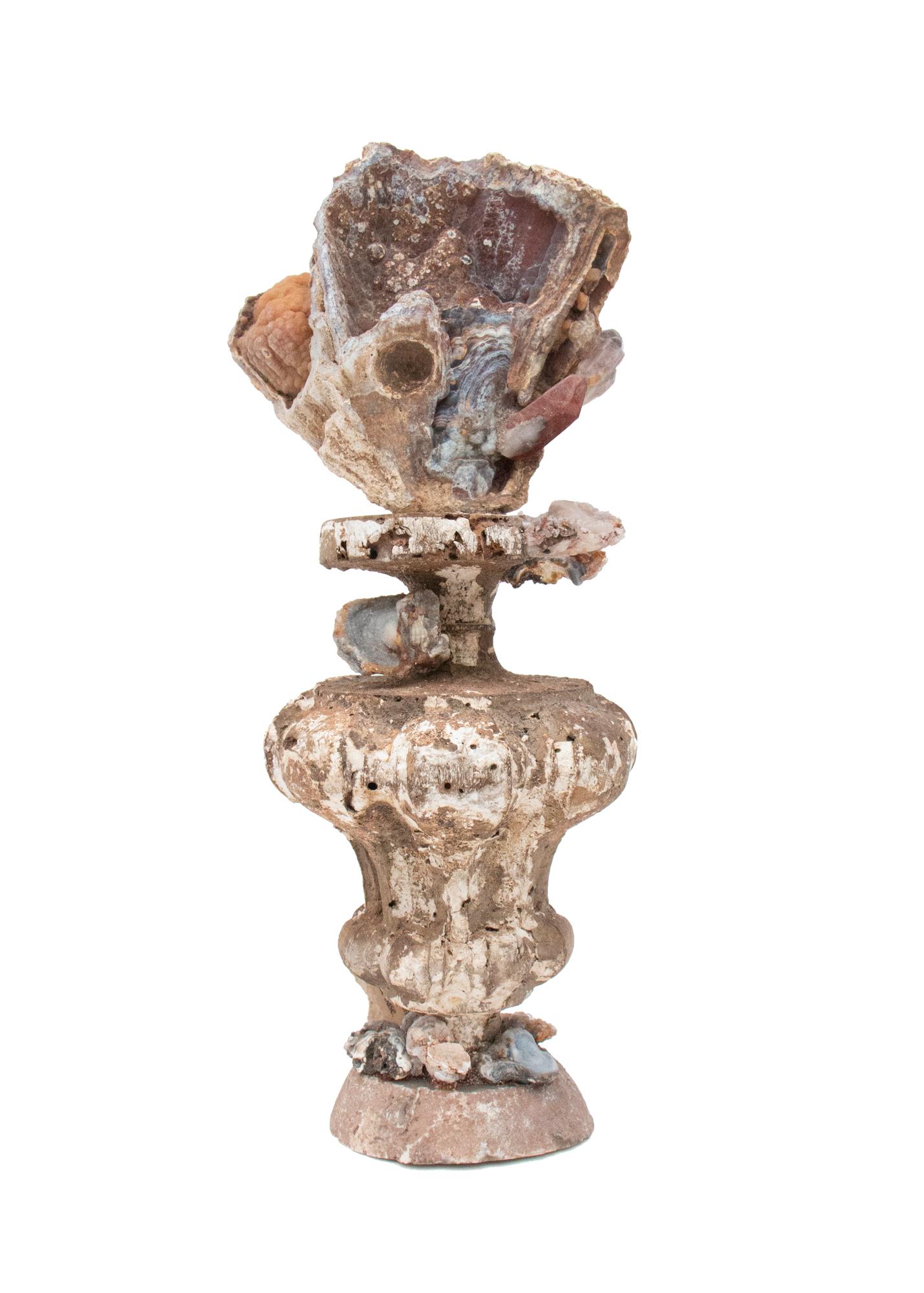 vase d'église italien du XVIIe siècle décoré de corail agate fossile, de cristaux de quartz fantôme rouge et de rosettes de calcédoine sur une base en agate polie.

Ce fragment provient d'une église de Florence. Il a été trouvé et sauvé de
