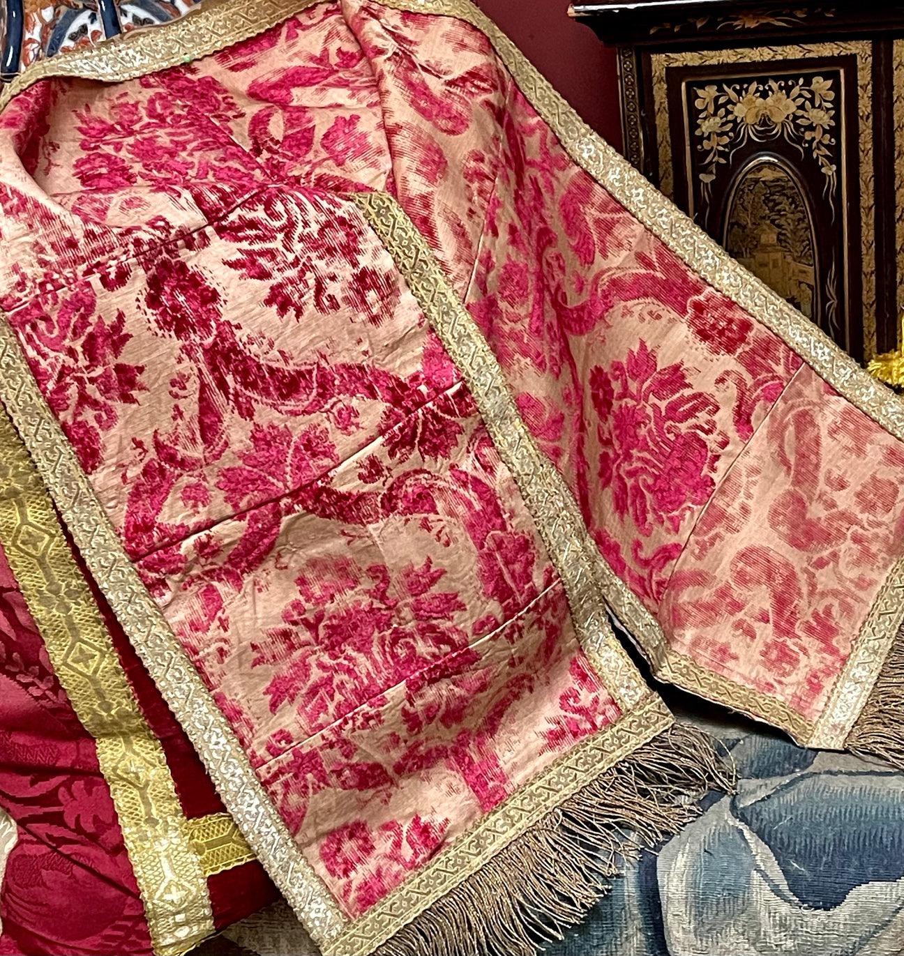 Un chemin de table antique

Panneaux de velours italien du 17e siècle

Finition avec des tresses métalliques dorées du 19e siècle et des glands.

Un bel aspect usé par le temps avec des signes généraux d'usure correspondant à l'âge et à