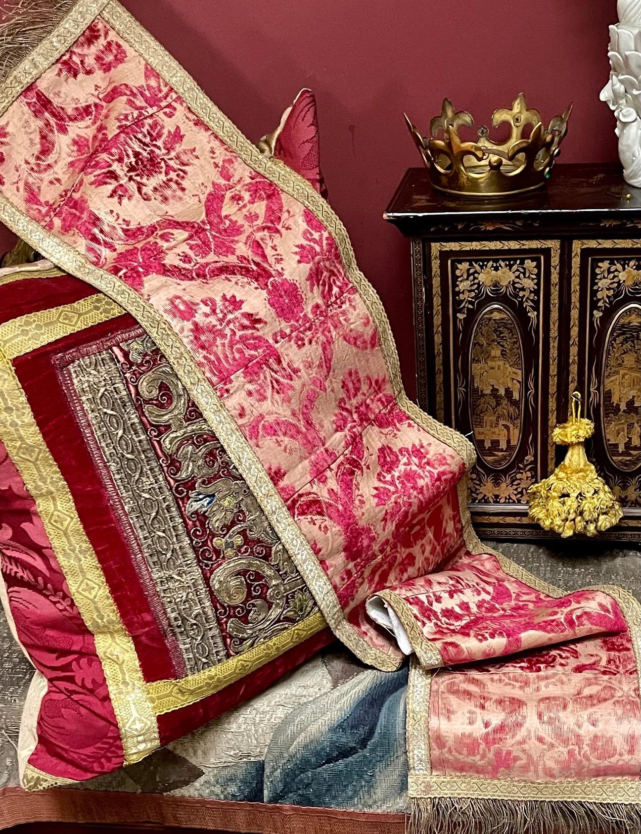 XVIIIe siècle et antérieur Chemin de table en velours italien du 17e siècle en vente