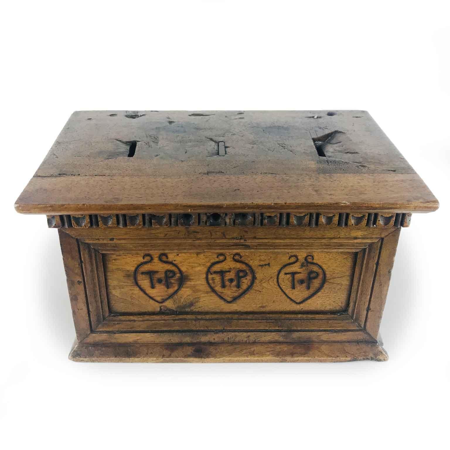 17th century rectangular shaped alms box hand-realized in solid walnut decorated with fire marked initials T.P. Of Italian origin, Northern Italy.

Good age related condition, wear consistent with use.

It is an almsgiver box for ecclesiastical