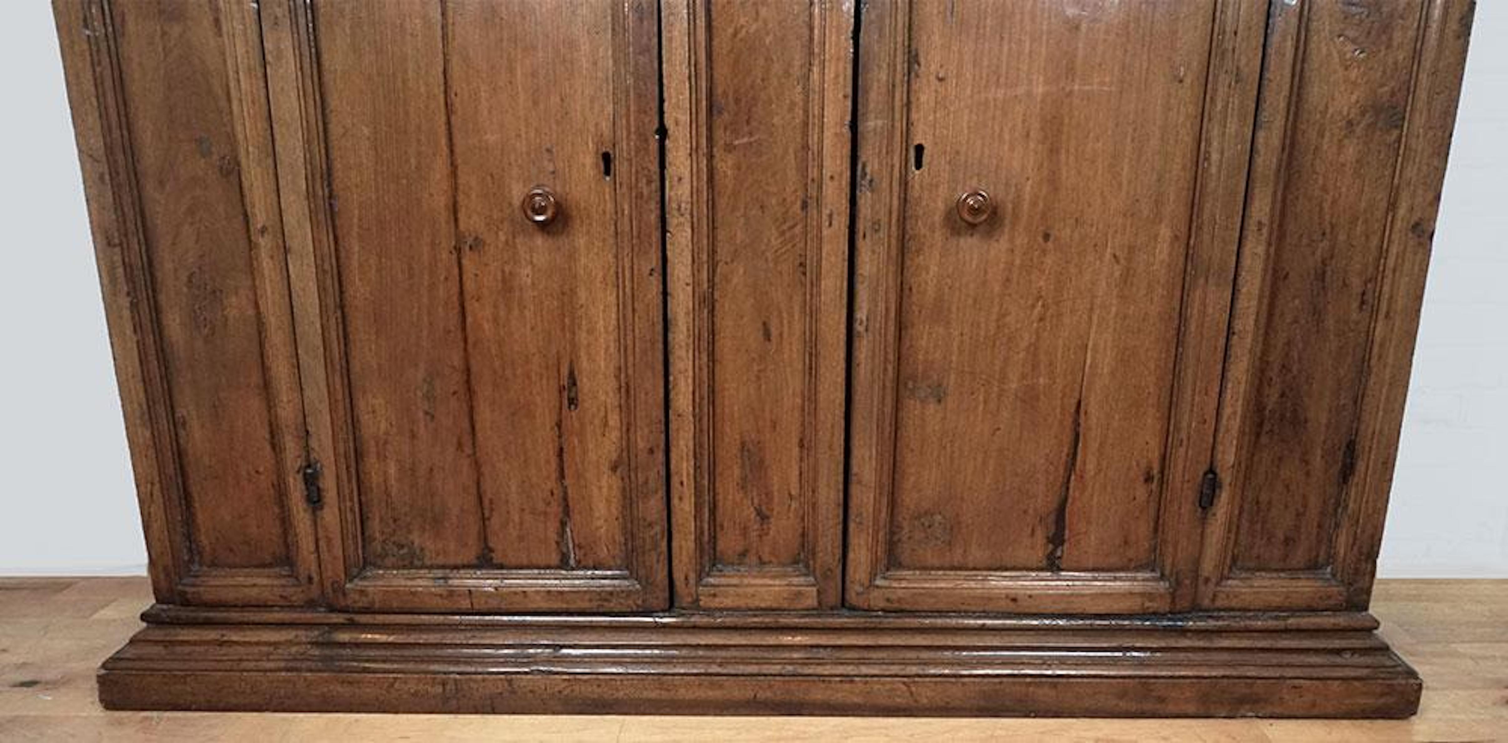 17th Century Italian  Walnut  Cabinet In Good Condition For Sale In Montreal, QC