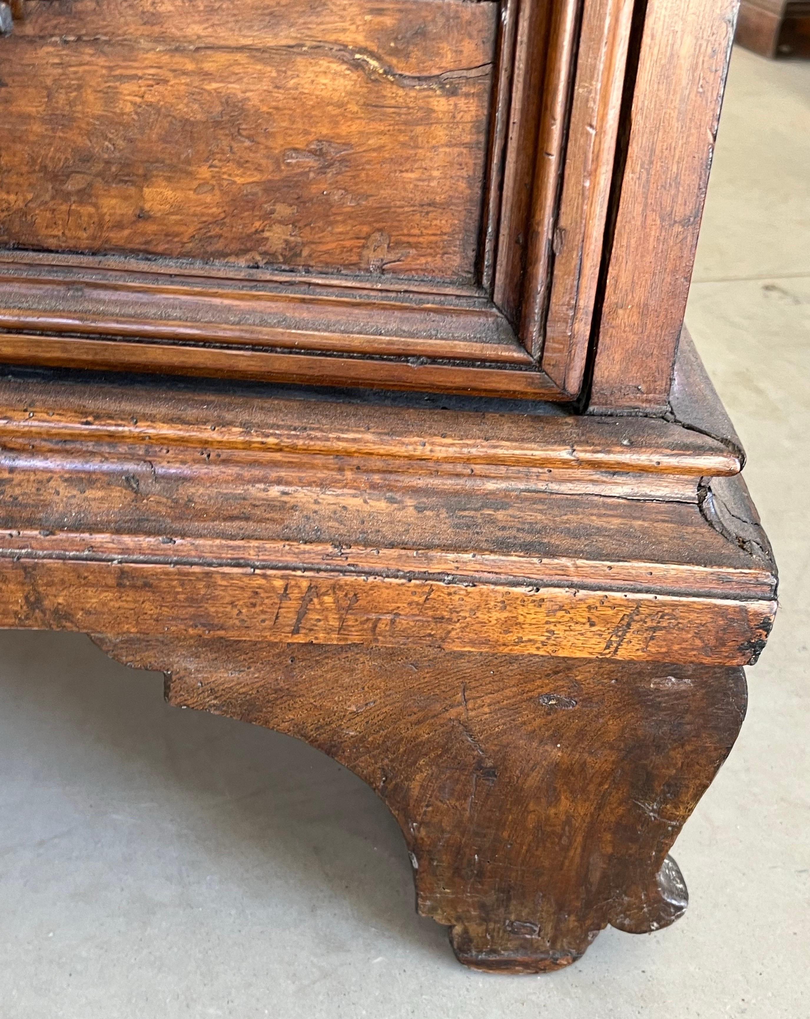 Cassettiera in noce del XVII secolo / Commode / Canterano in vendita 3
