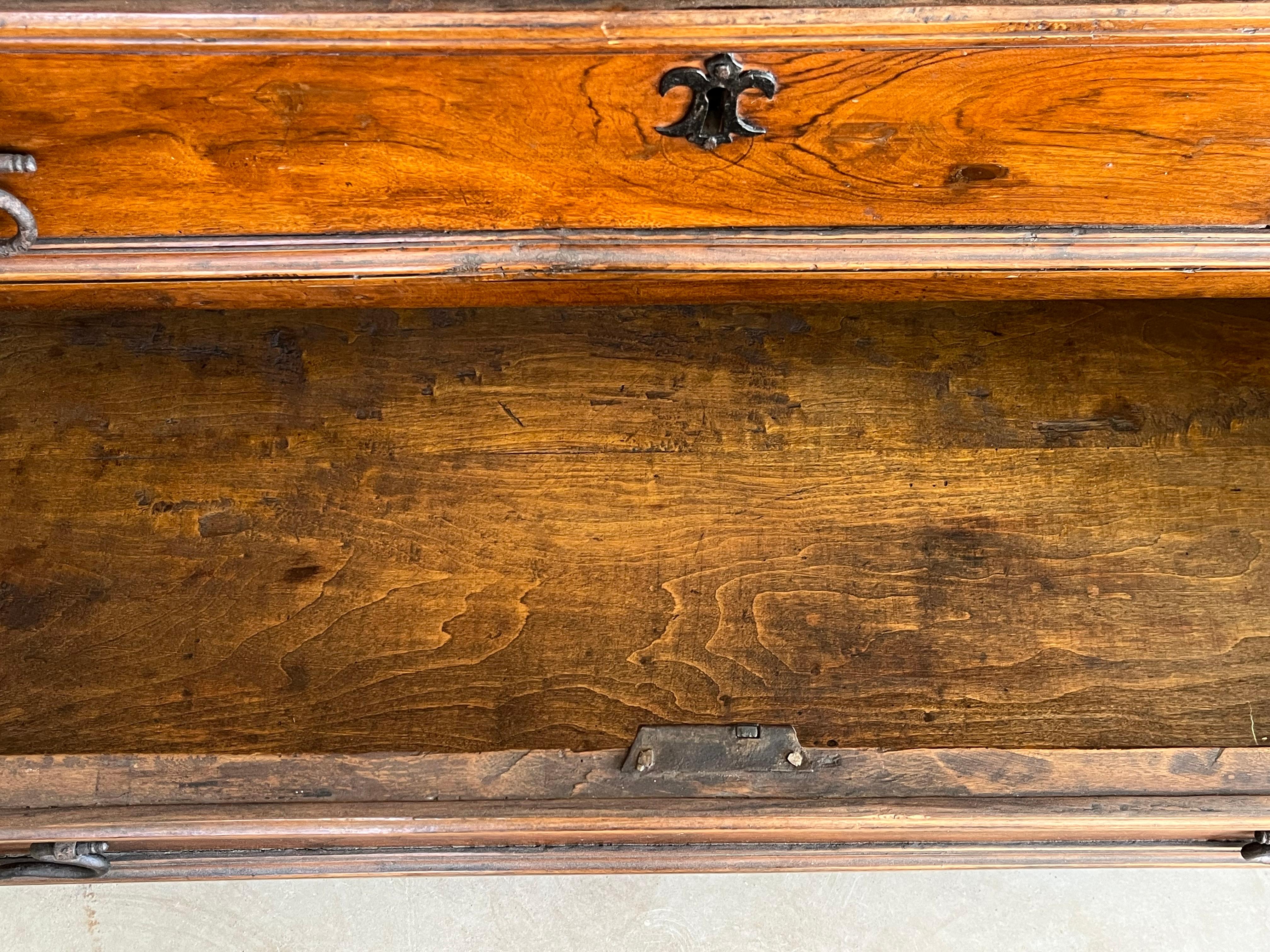 Cassettiera in noce del XVII secolo / Commode / Canterano in vendita 4