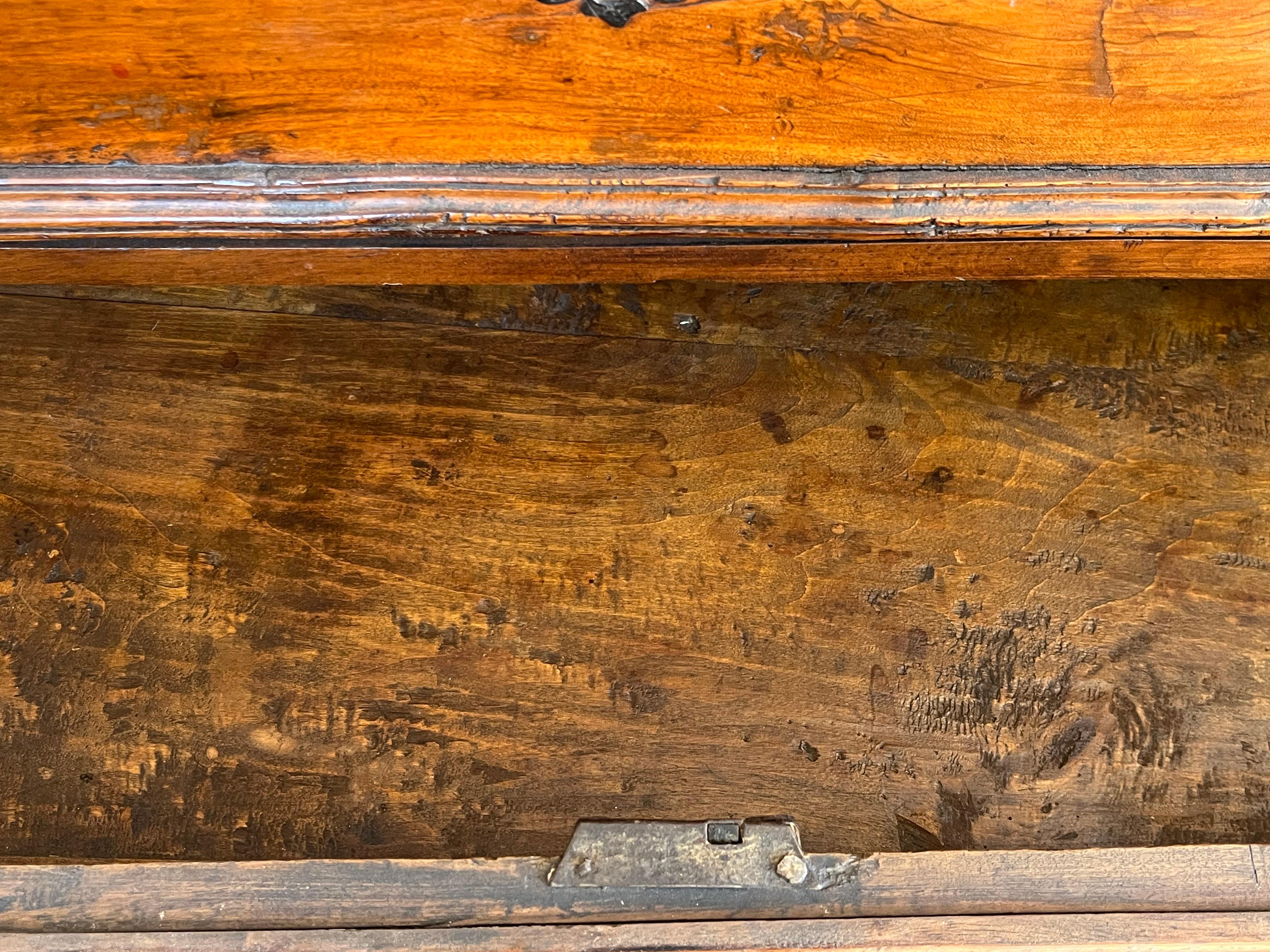 Cassettiera in noce del XVII secolo / Commode / Canterano in vendita 5