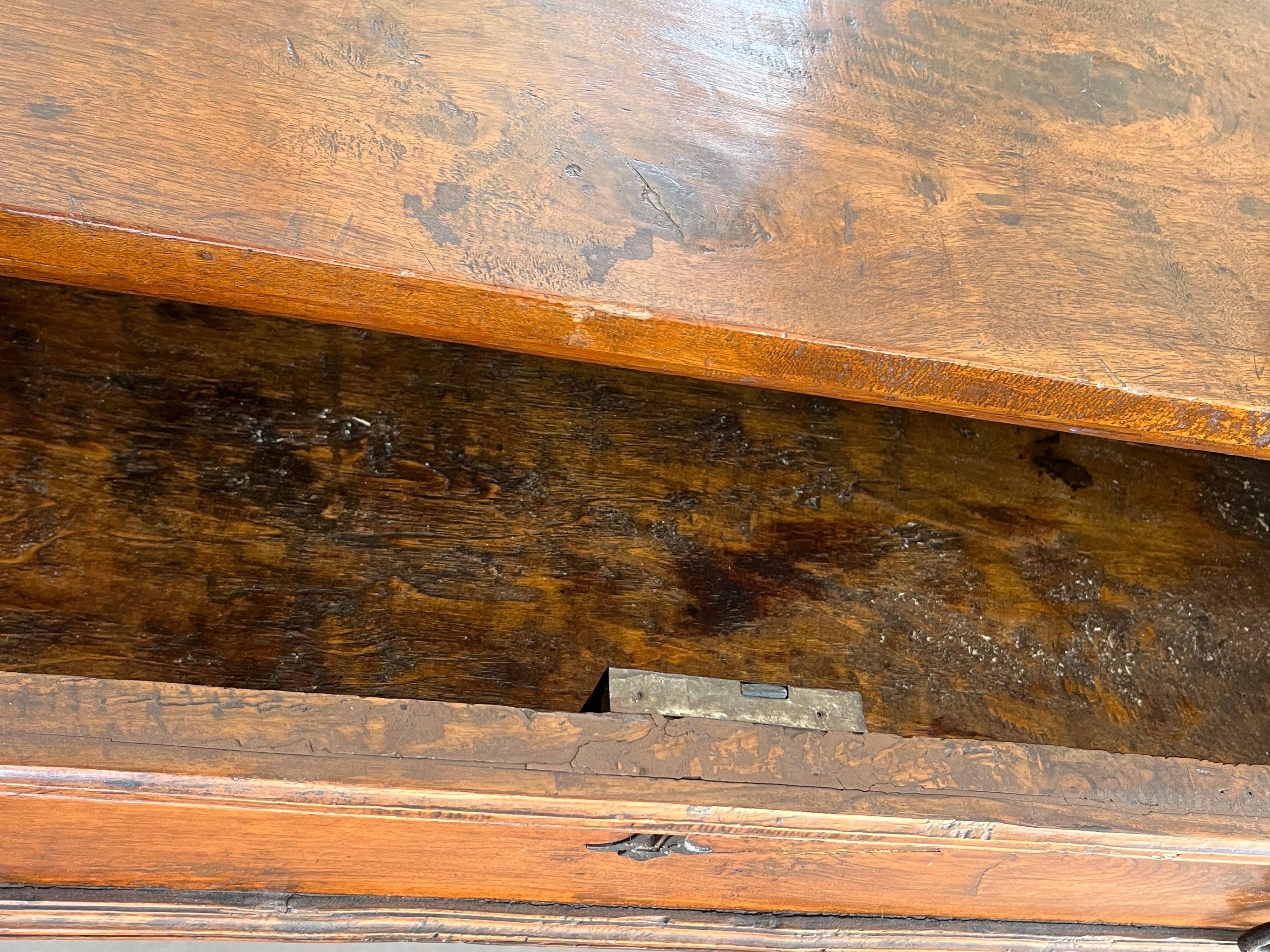 Cassettiera in noce del XVII secolo / Commode / Canterano in vendita 6
