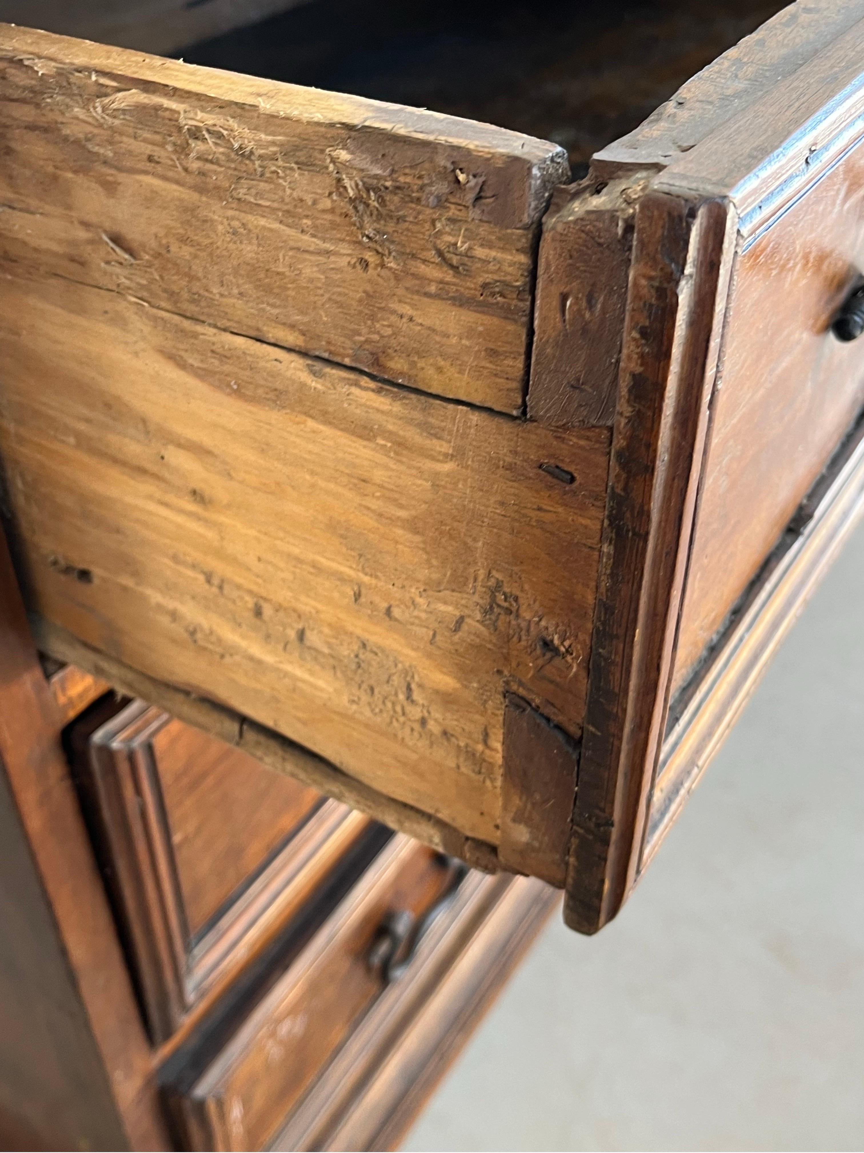Cassettiera in noce del XVII secolo / Commode / Canterano in vendita 7