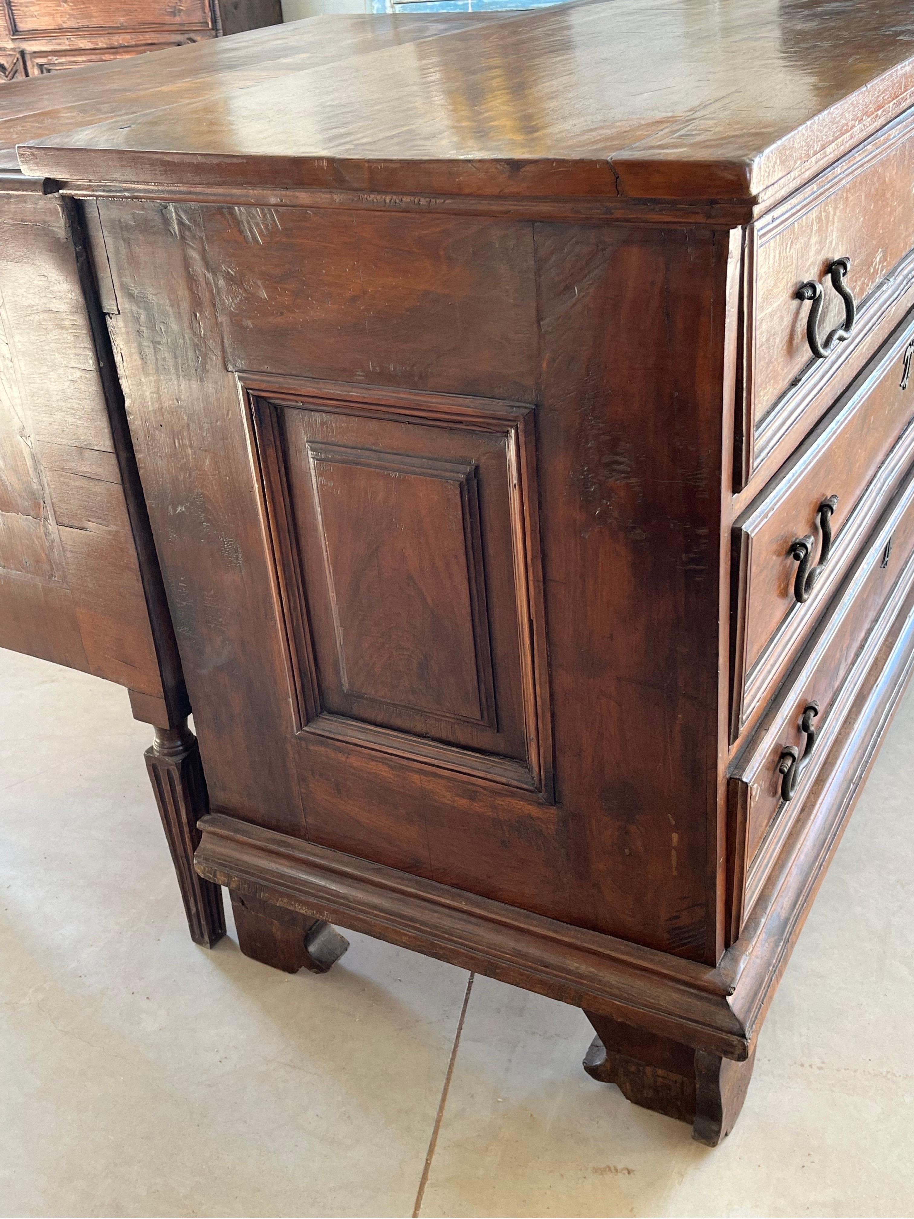 Cassettiera in noce del XVII secolo / Commode / Canterano in vendita 9