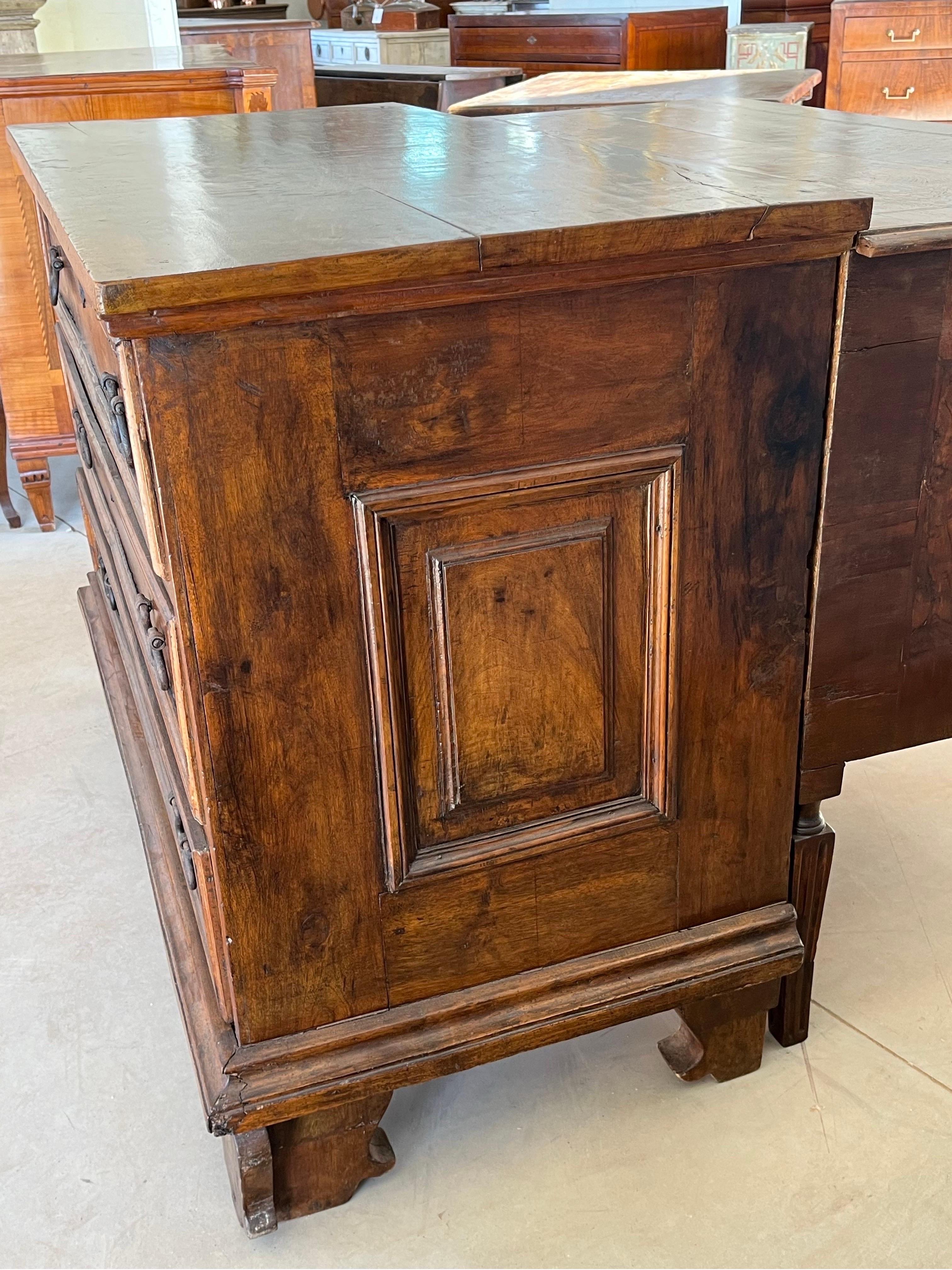 Cassettiera in noce del XVII secolo / Commode / Canterano in vendita 10