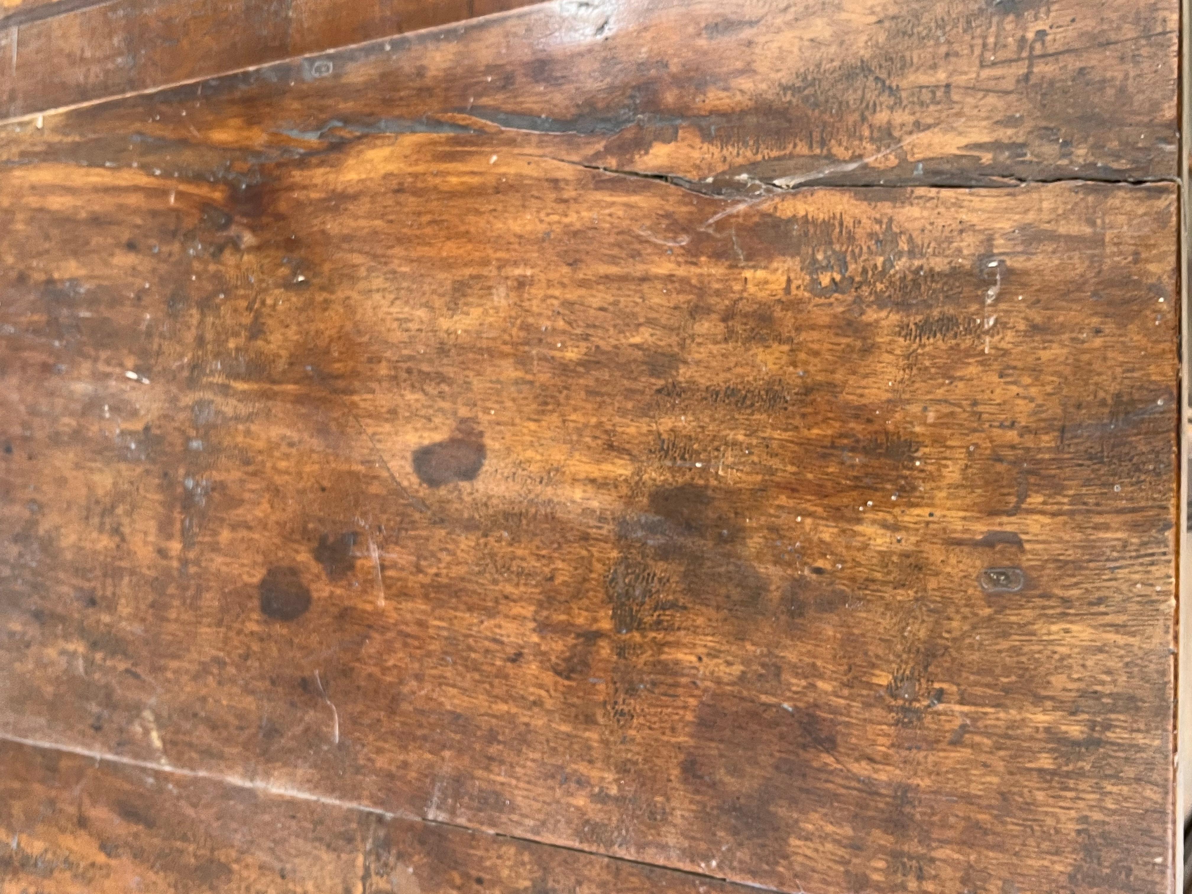 Barocco Cassettiera in noce del XVII secolo / Commode / Canterano in vendita