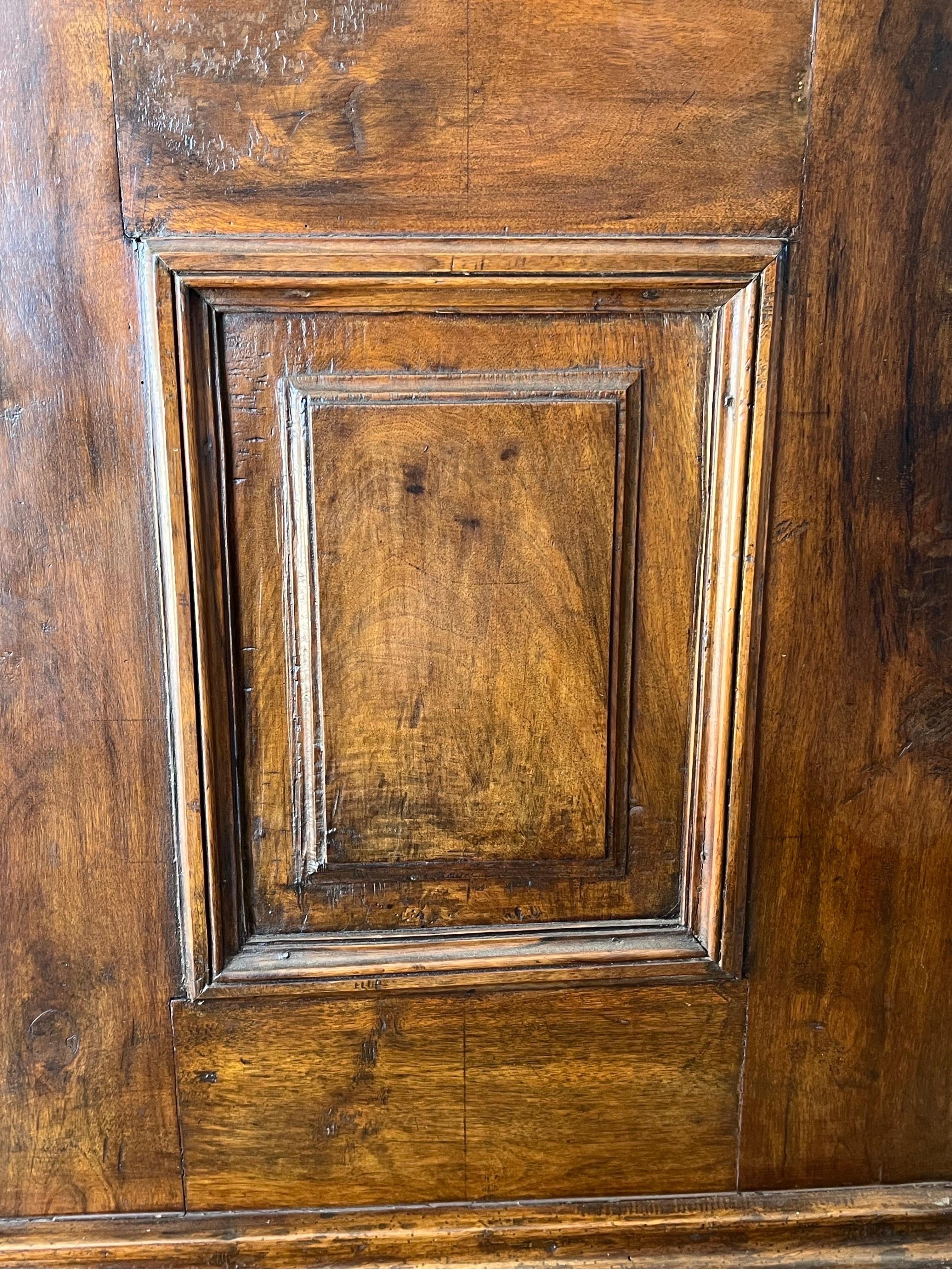 Italiano Cassettiera in noce del XVII secolo / Commode / Canterano in vendita