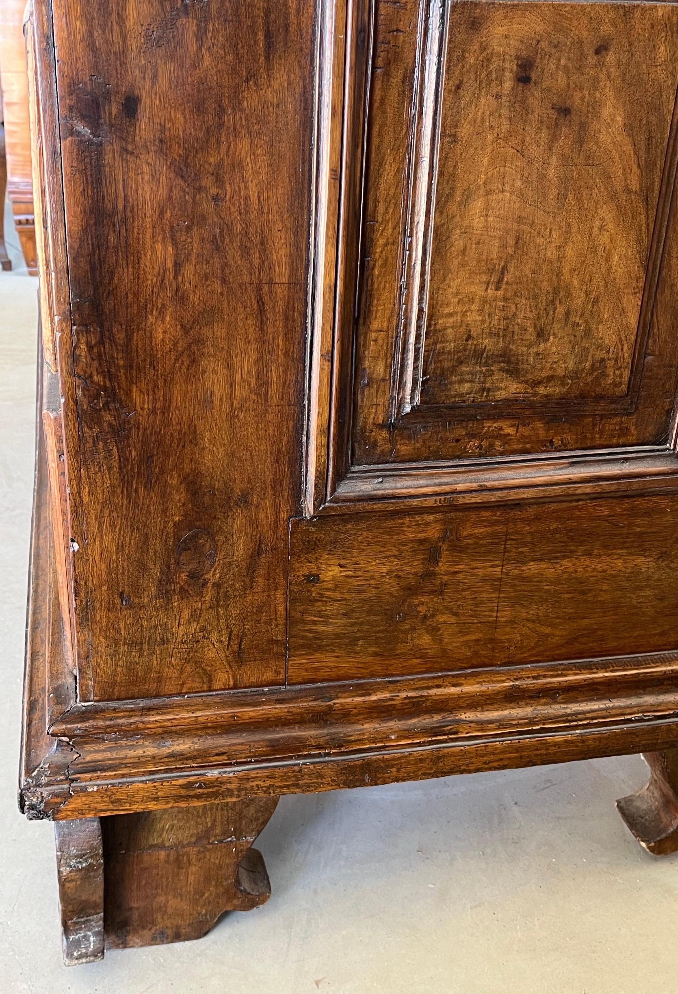 Intagliato a mano Cassettiera in noce del XVII secolo / Commode / Canterano in vendita