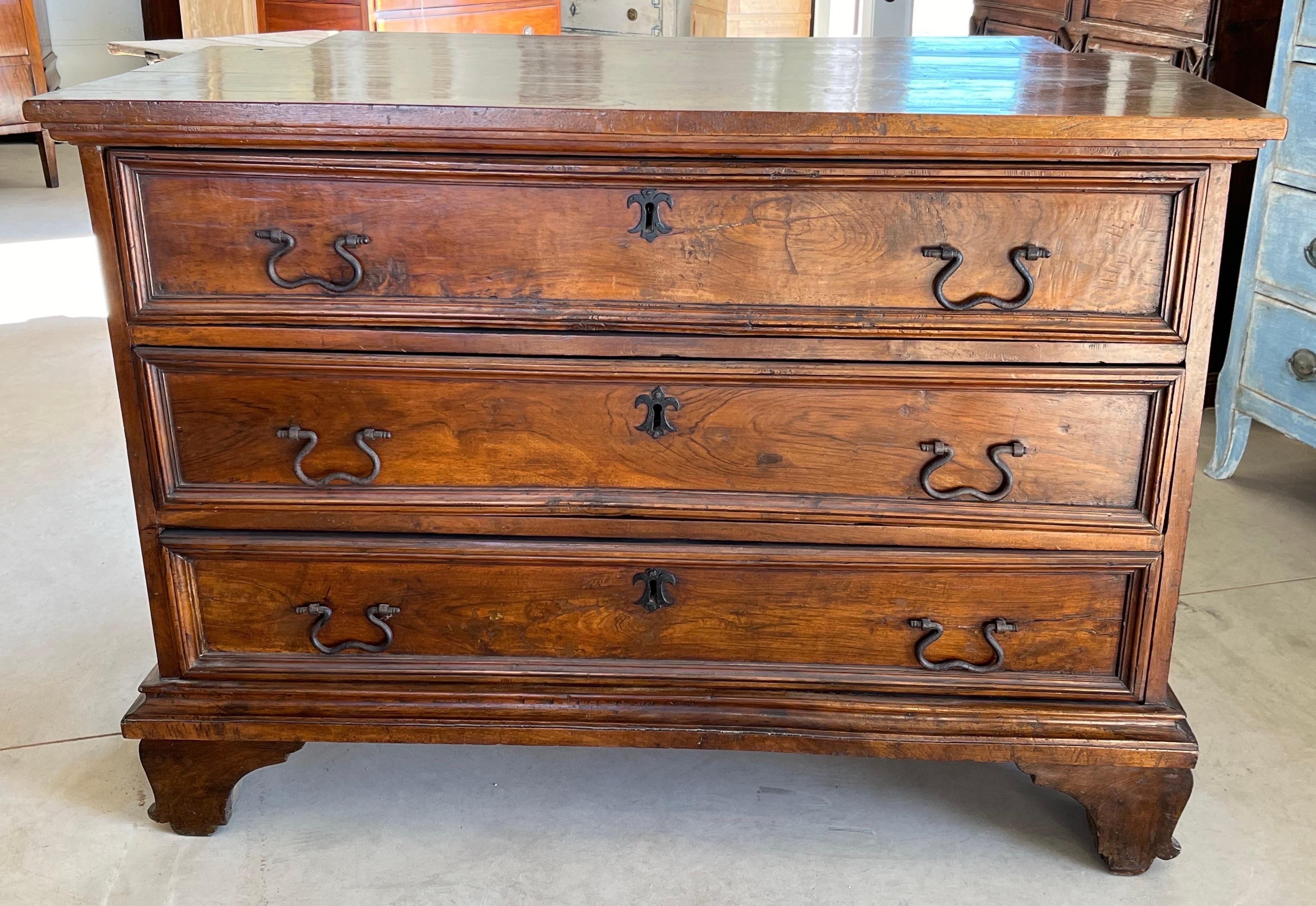 Cassettiera in noce del XVII secolo / Commode / Canterano In condizioni buone in vendita a Carmine, TX